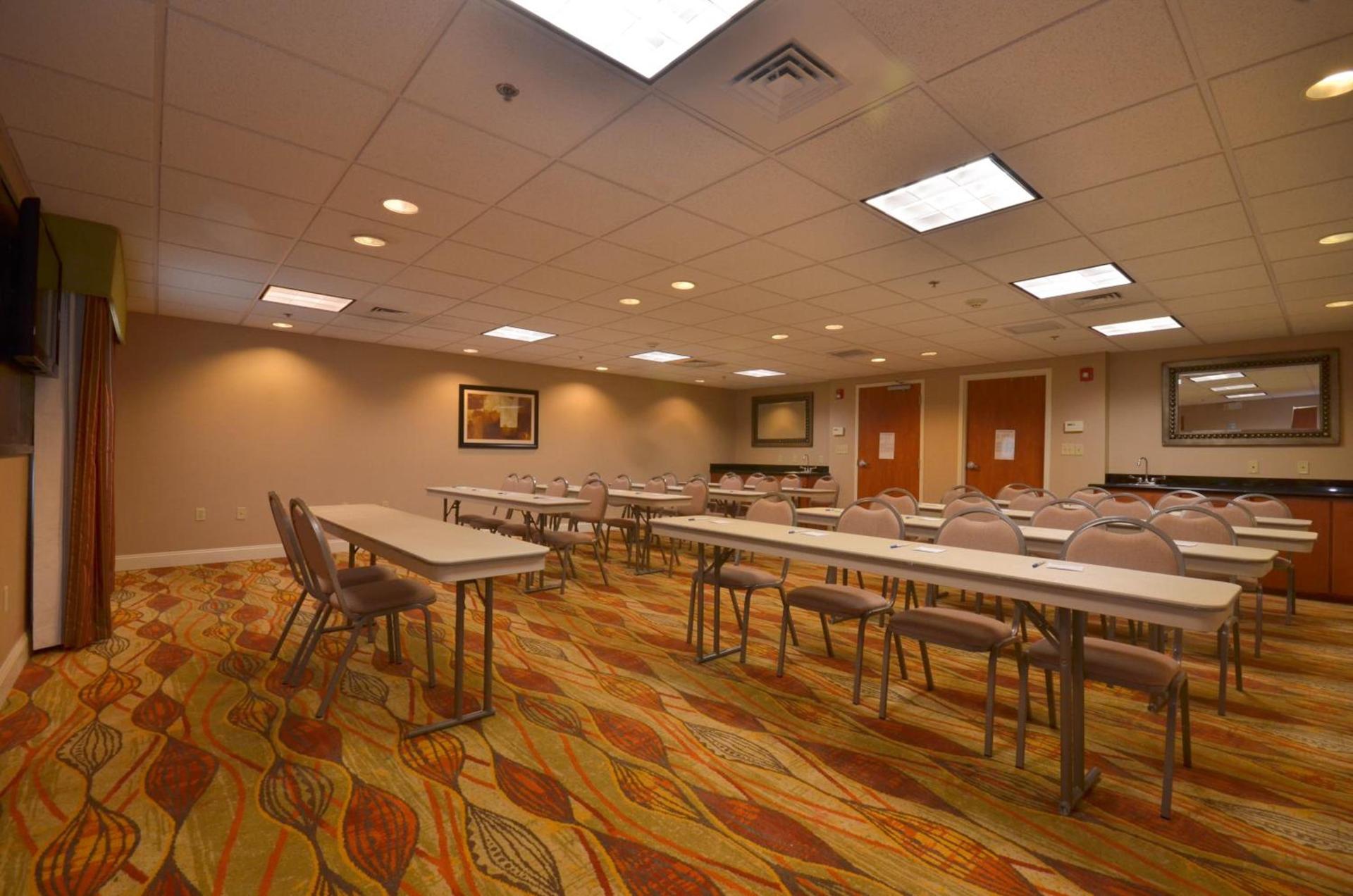 Holiday Inn Express & Suites Pine Bluff/Pines Mall by IHG photo 22