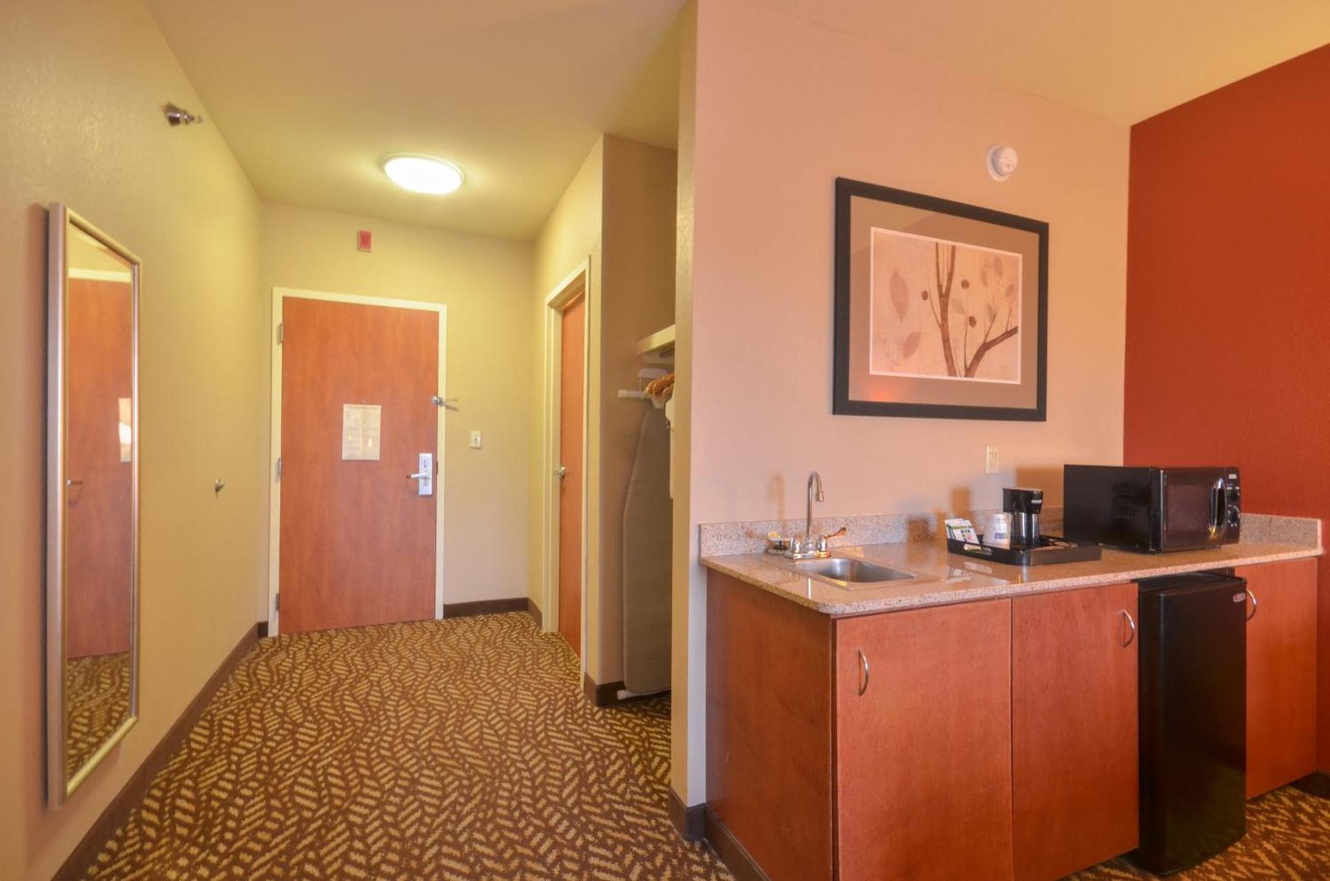 Holiday Inn Express & Suites Pine Bluff/Pines Mall by IHG photo 40