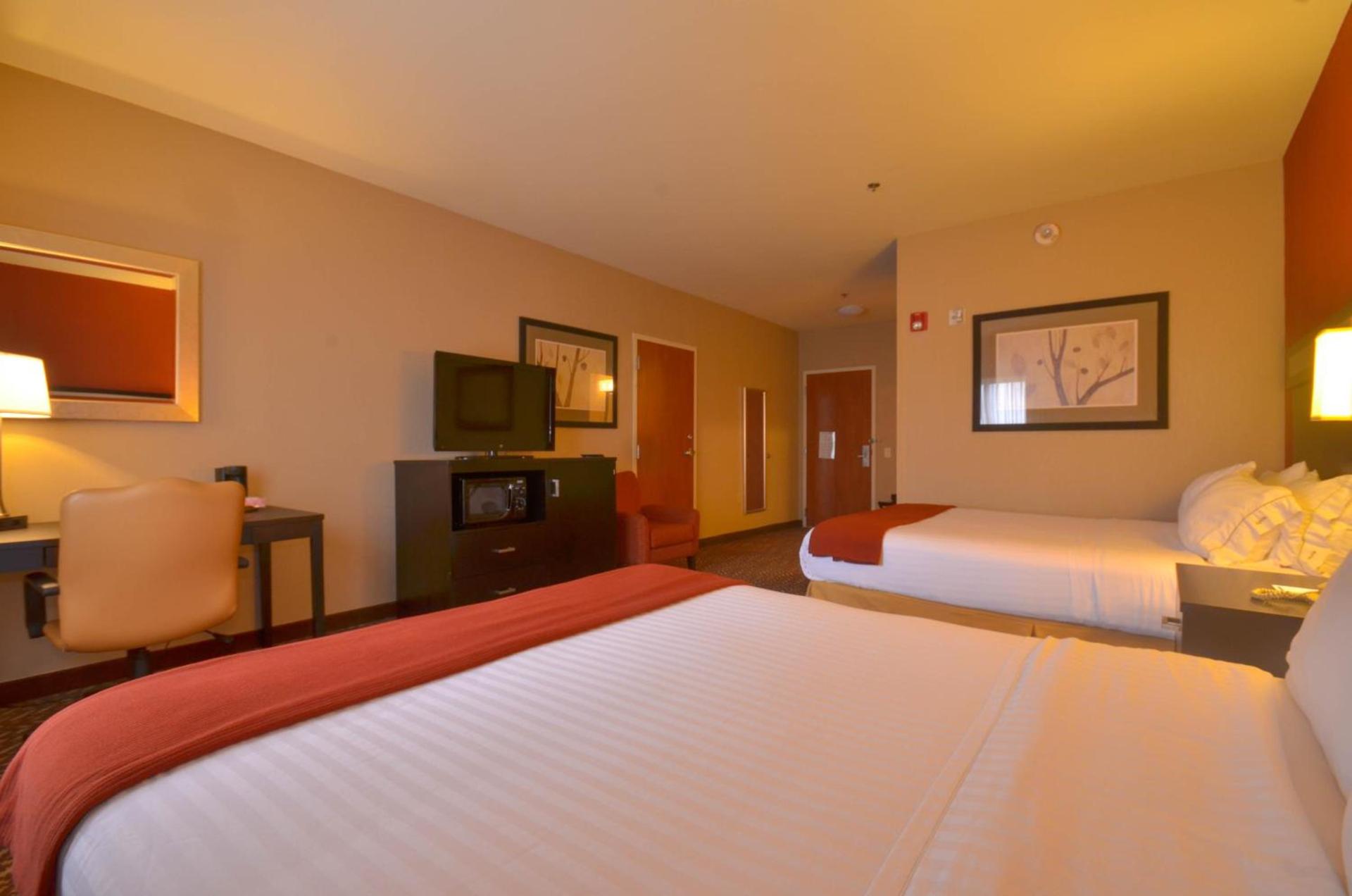 Holiday Inn Express & Suites Pine Bluff/Pines Mall by IHG photo 36