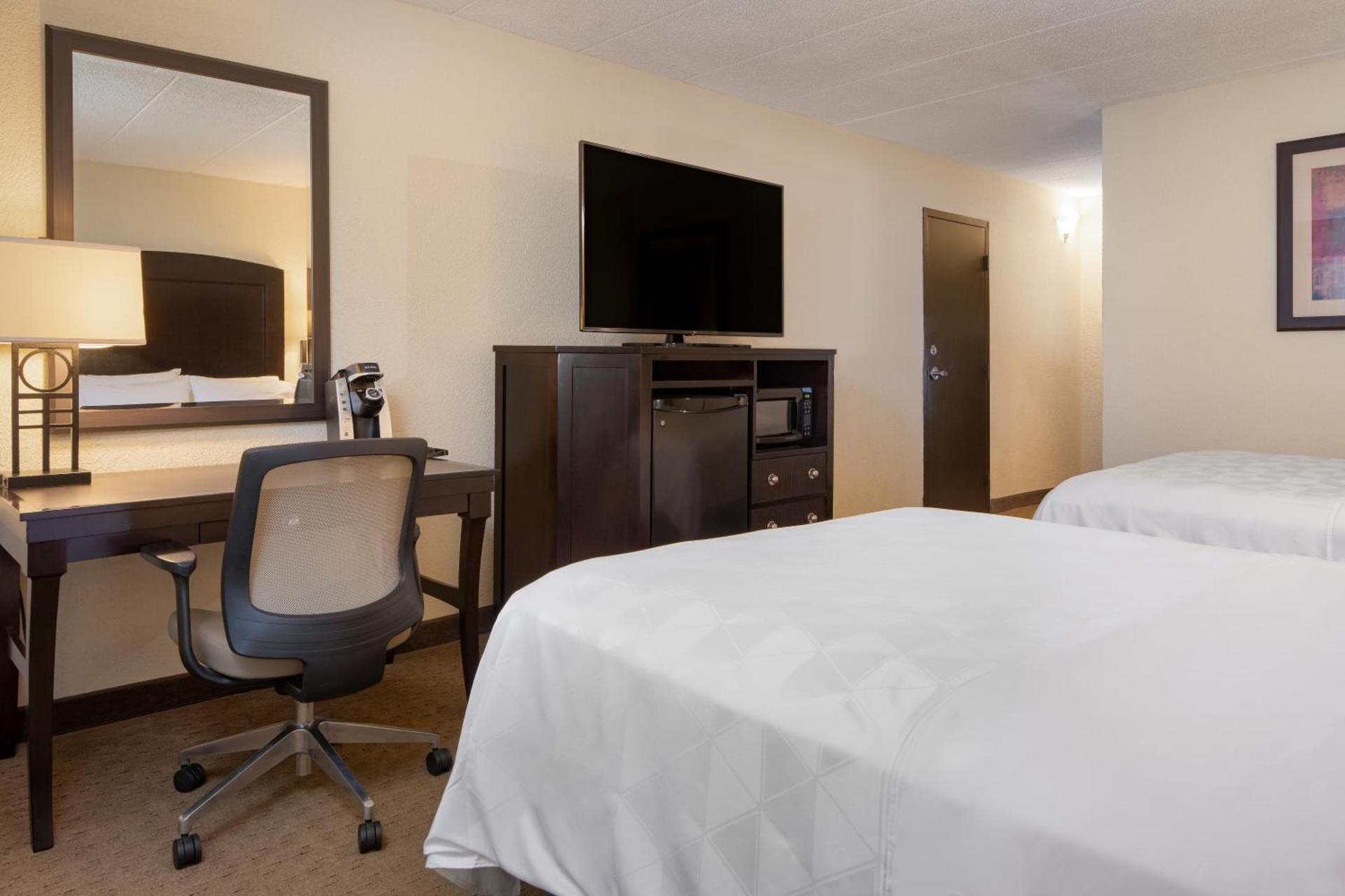 Holiday Inn and Suites Charleston West by IHG photo 22