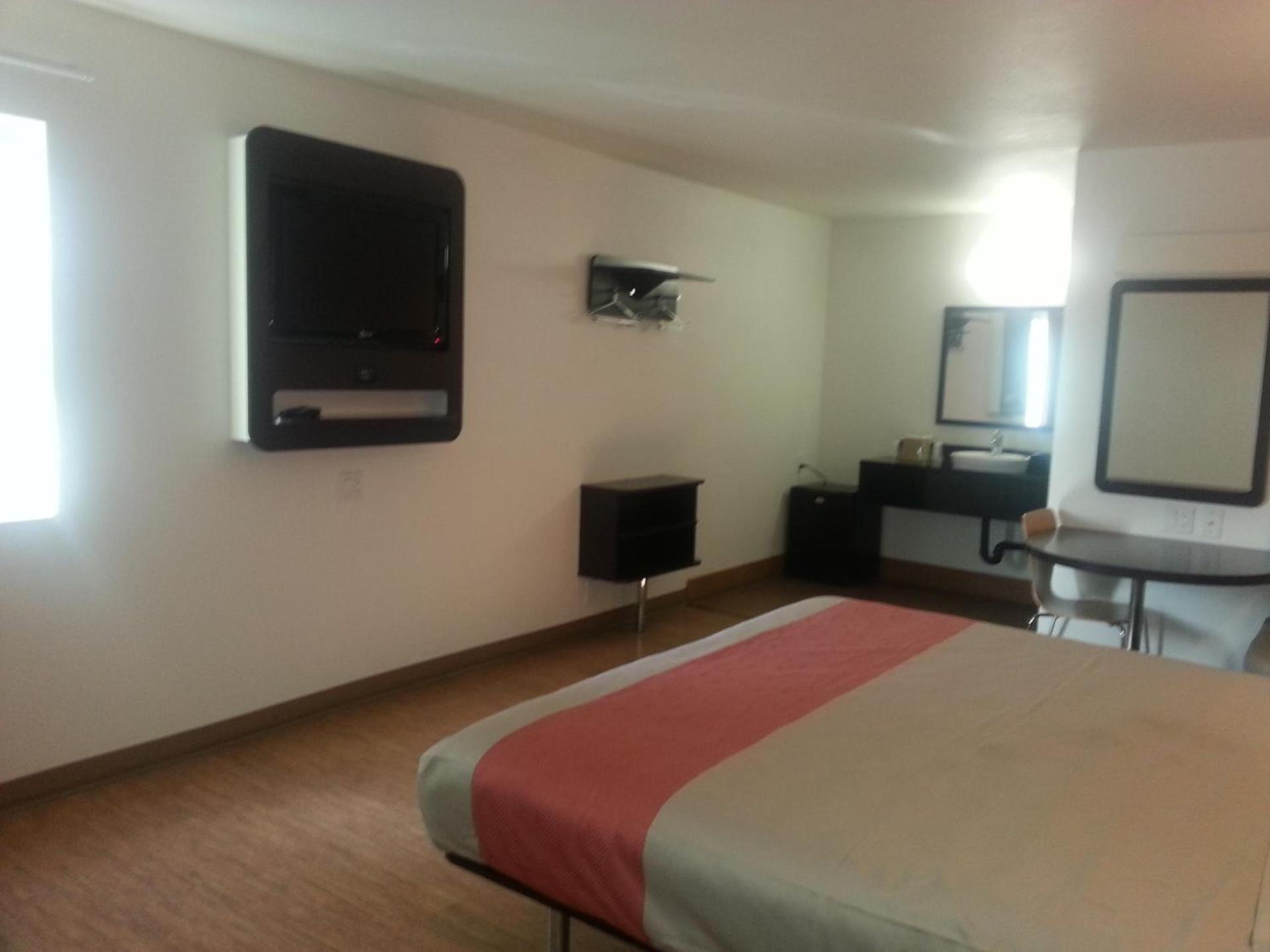 Motel 6 Bell Gardens, CA - Los Angeles photo 16