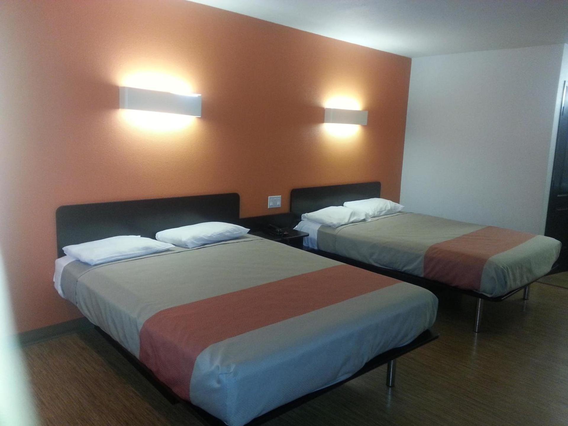 Motel 6 Bell Gardens, CA - Los Angeles photo 2
