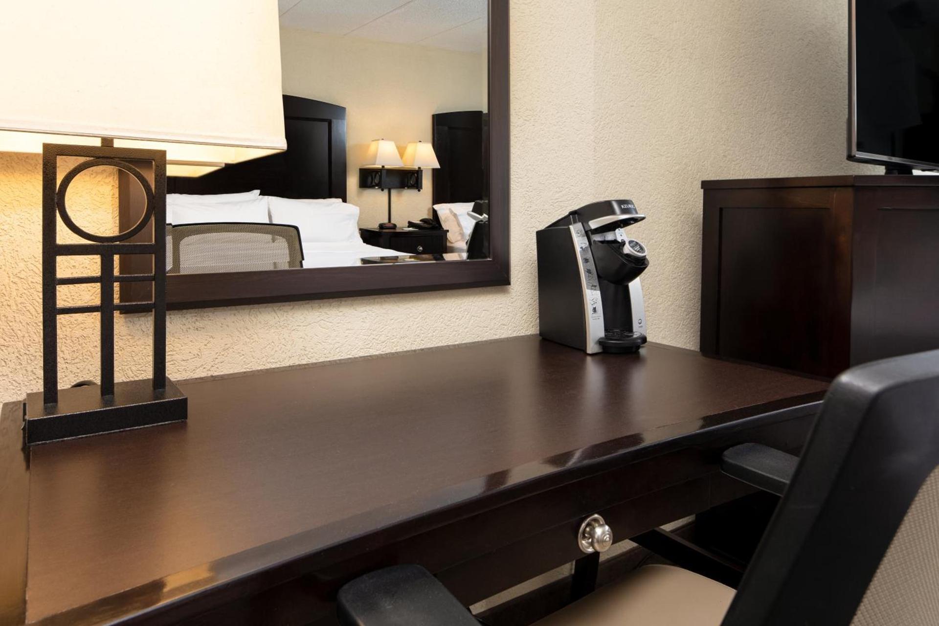 Holiday Inn and Suites Charleston West by IHG photo 28