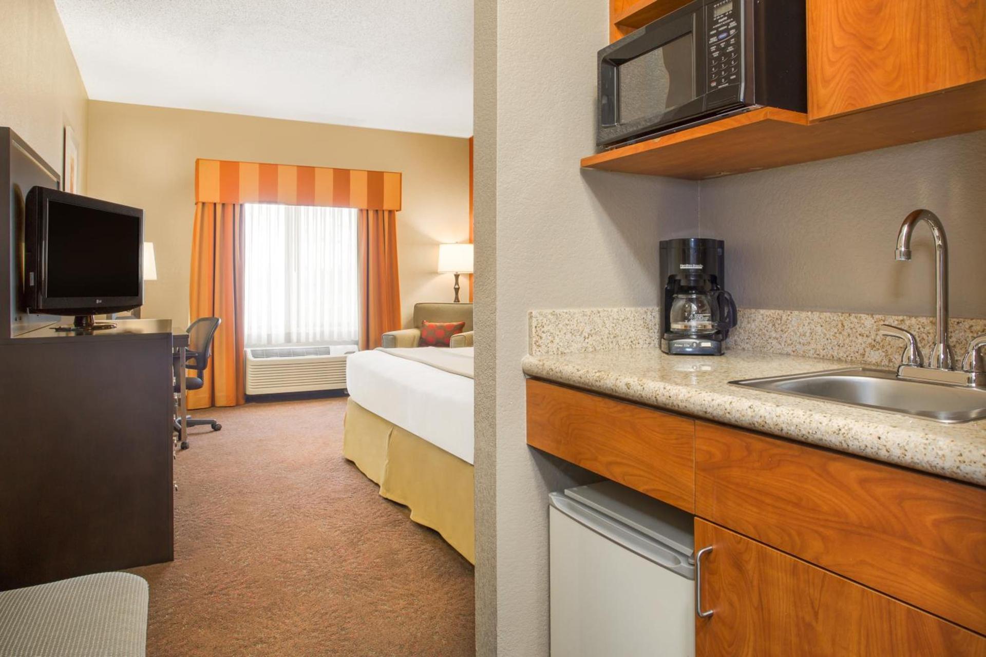 Muncie Place Hotel & Suites photo 3