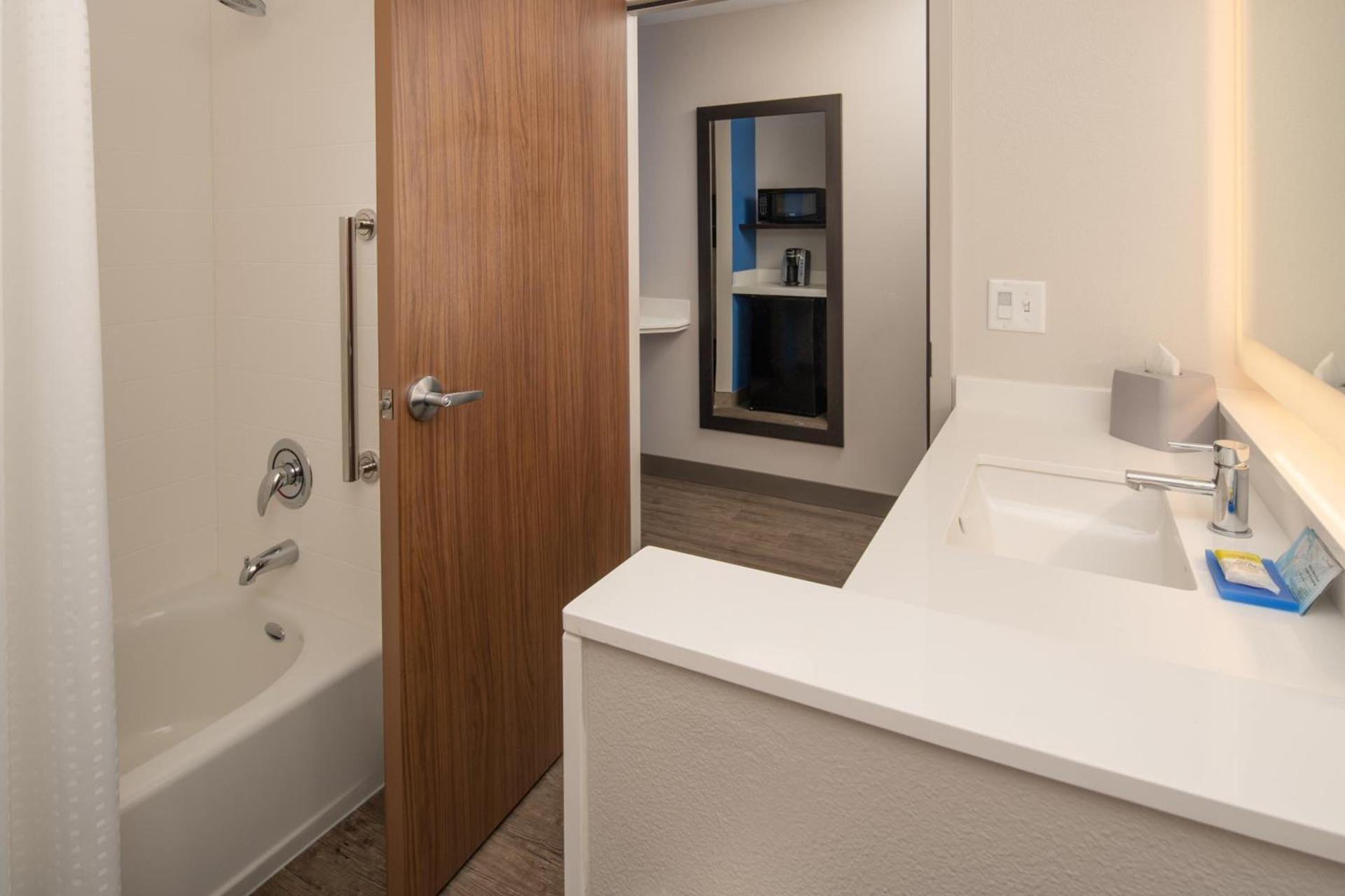 Holiday Inn Express & Suites - Camas by IHG photo 16