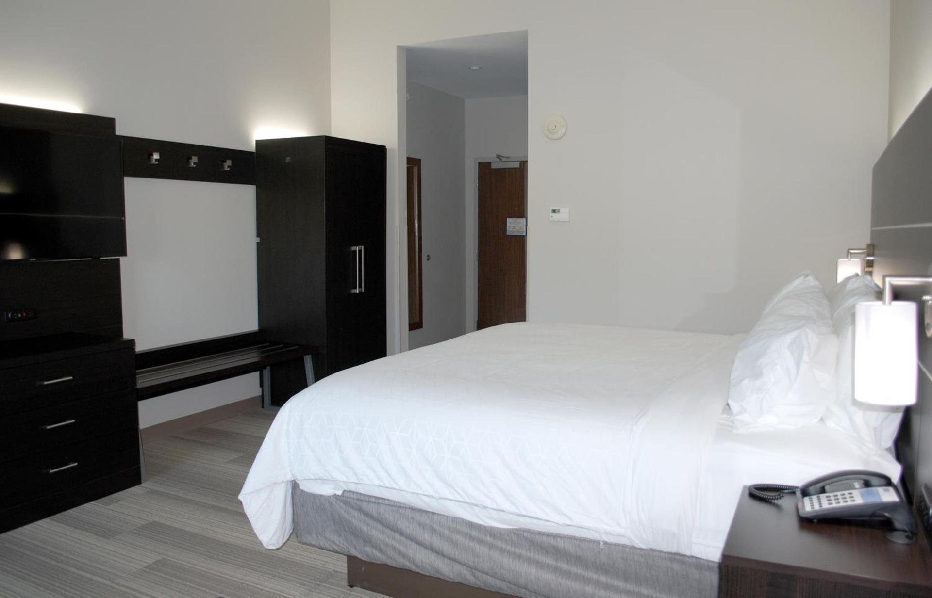 Holiday Inn Express & Suites White Hall by IHG photo 24
