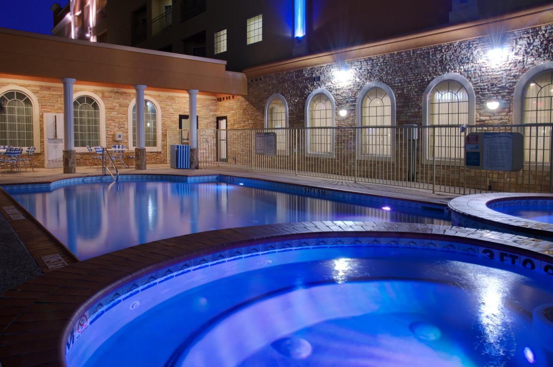 Holiday Inn Express & Suites Galveston West-Seawall photo 2