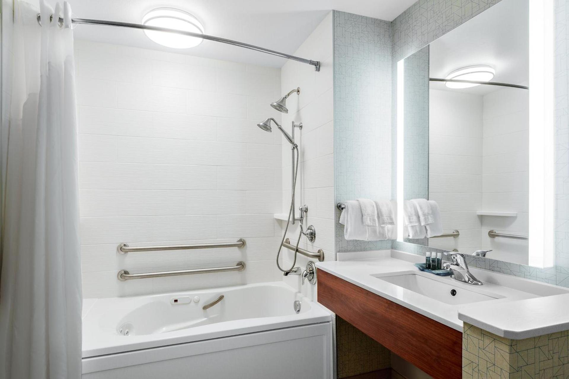 Holiday Inn Express Hotel & Suites Ontario by IHG photo 33