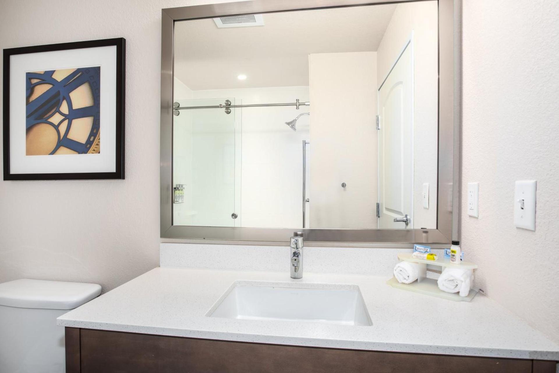 Holiday Inn Express & Suites Manhattan by IHG photo 14