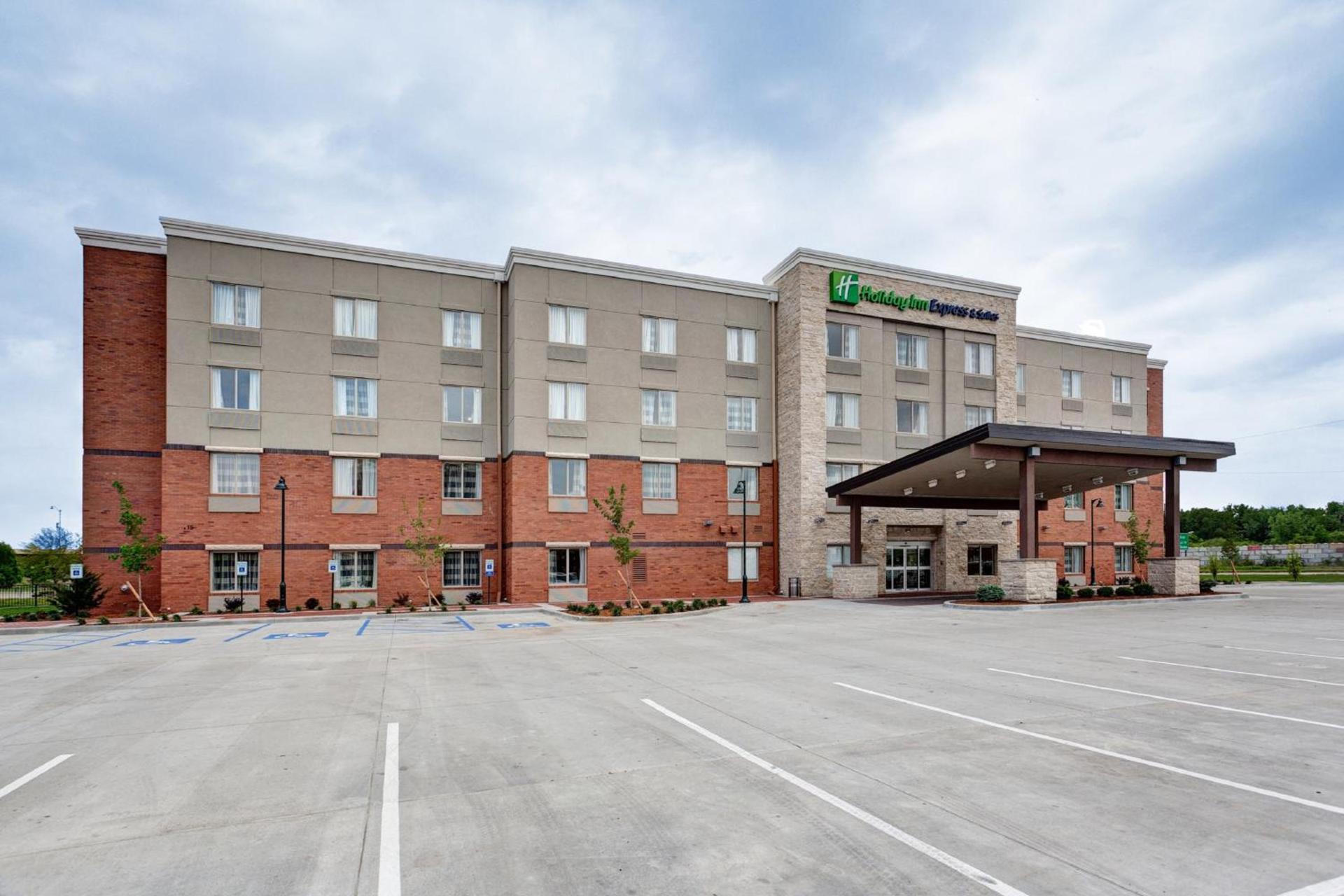 Holiday Inn Express & Suites Manhattan by IHG — hotel in Manhattan