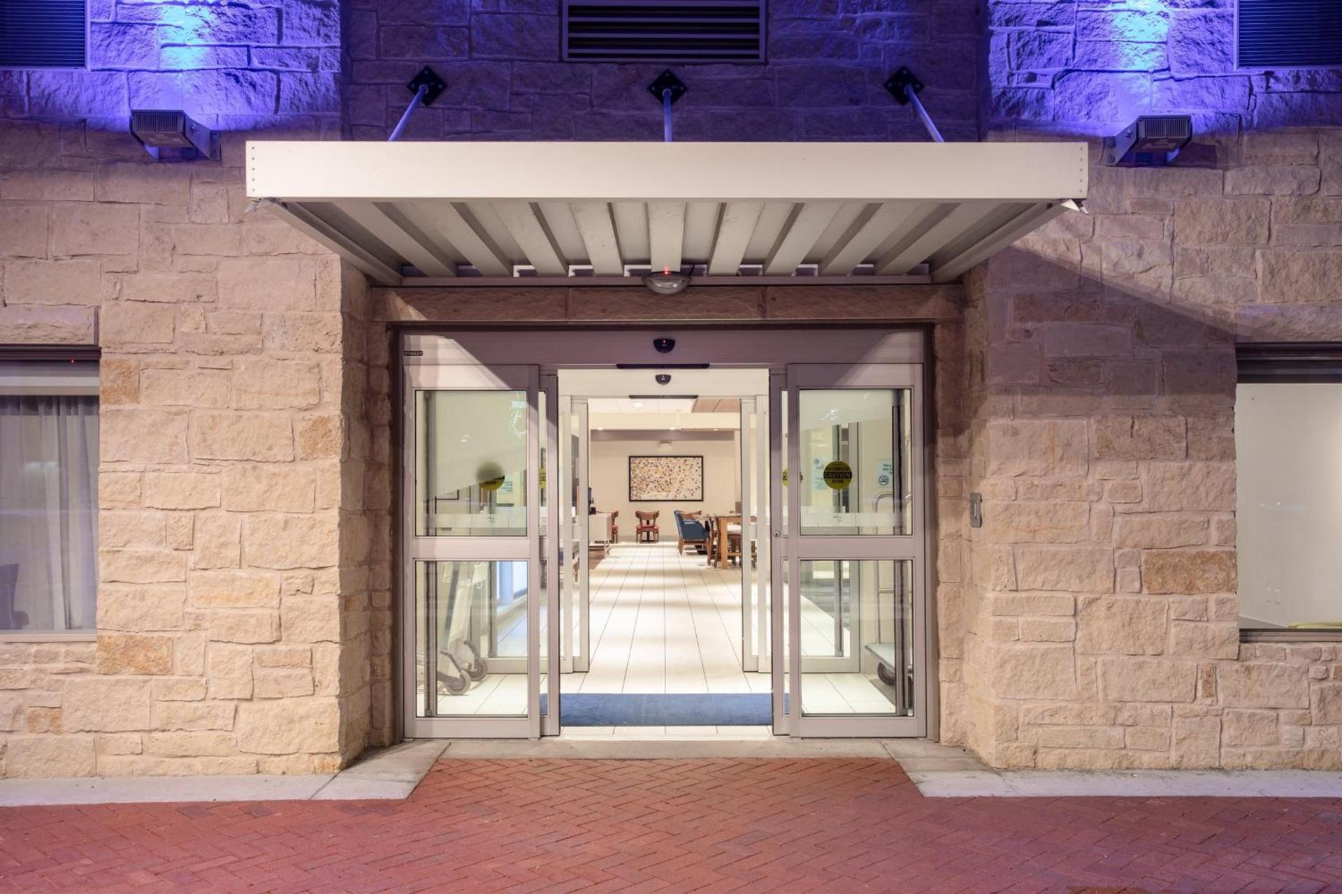 Holiday Inn Express & Suites Manhattan by IHG photo 3