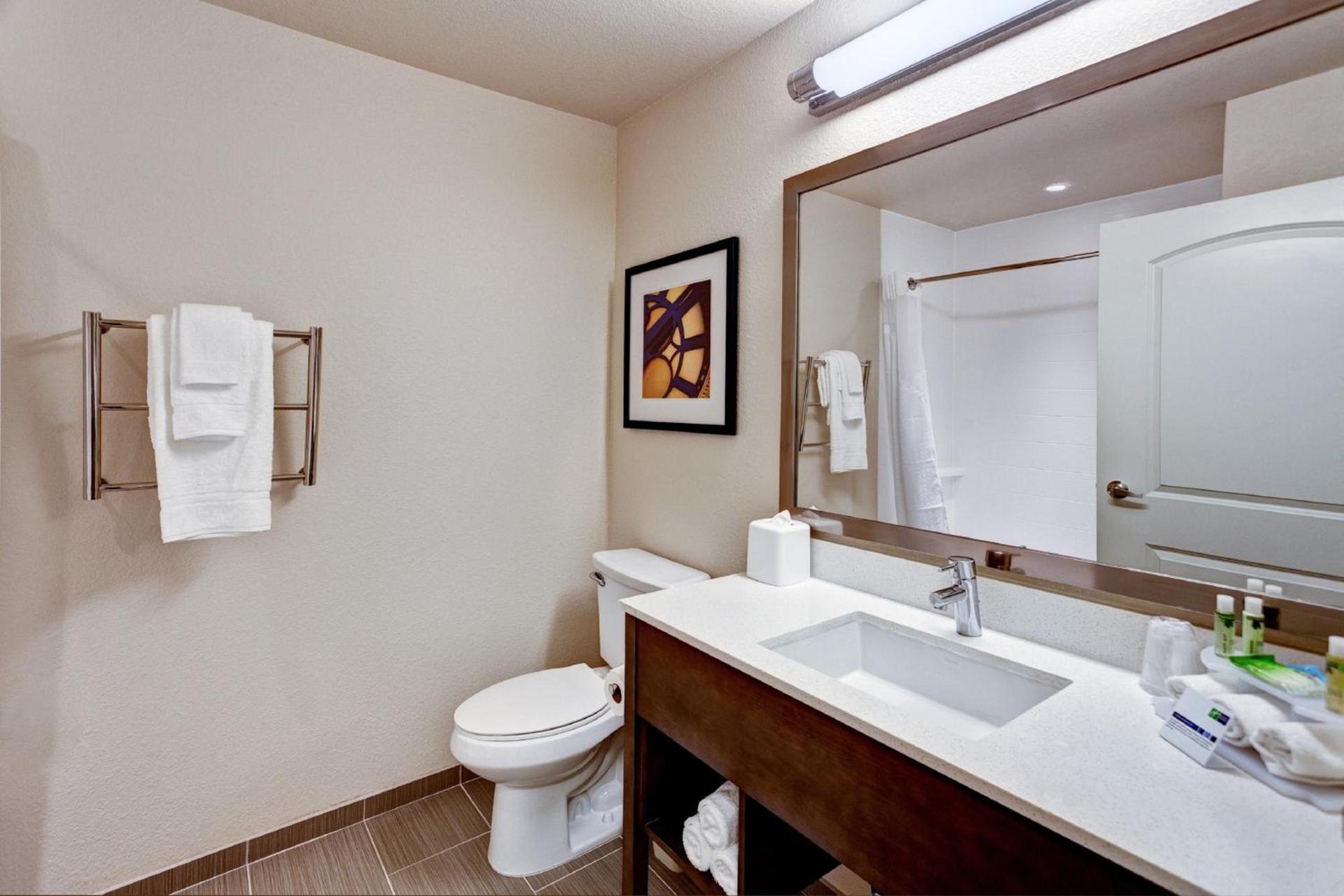 Holiday Inn Express & Suites Manhattan by IHG photo 36