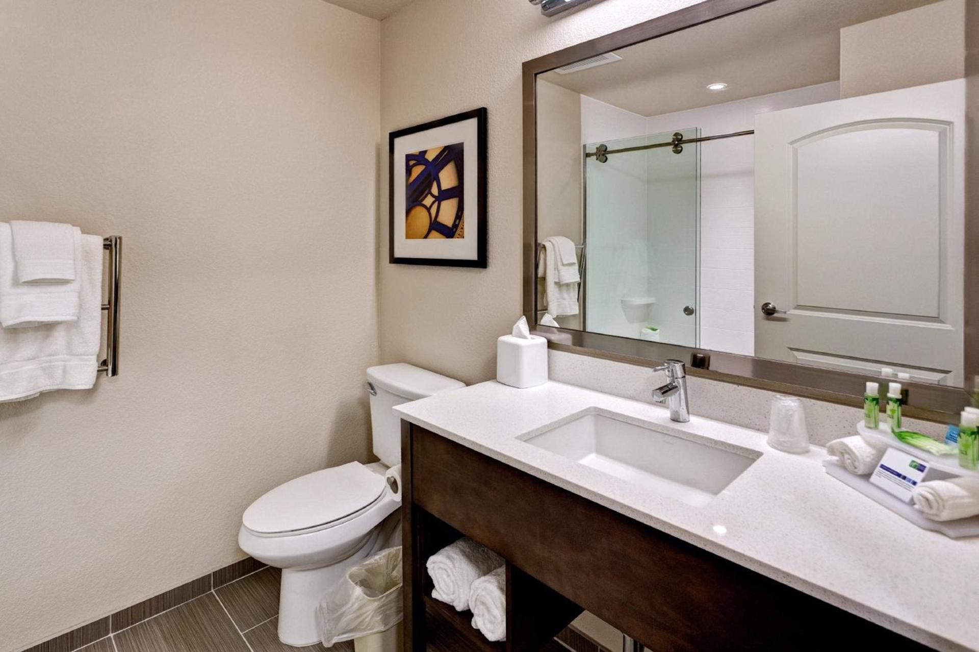 Holiday Inn Express & Suites Manhattan by IHG photo 33