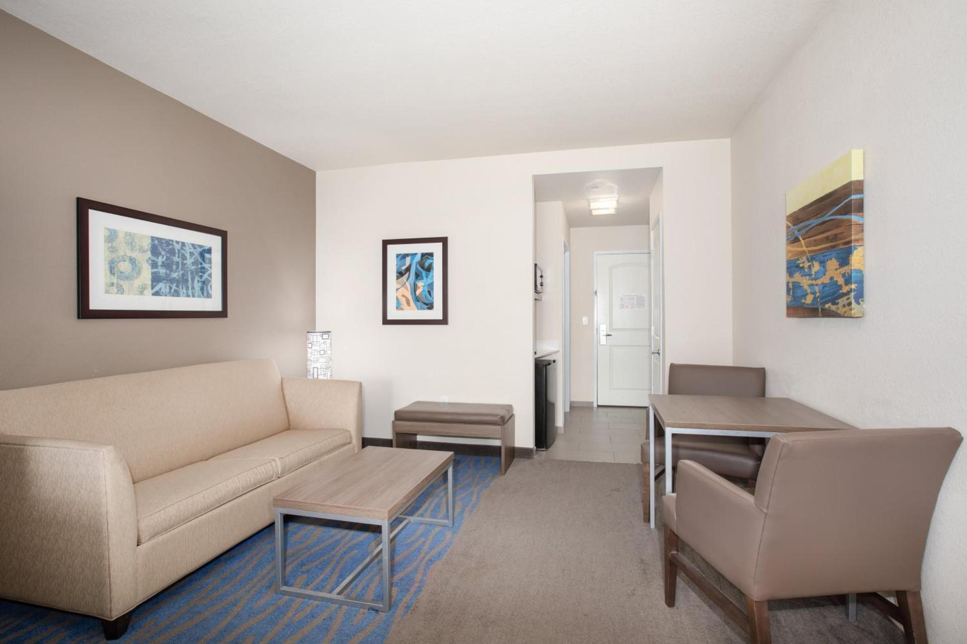 Holiday Inn Express & Suites Manhattan by IHG photo 13