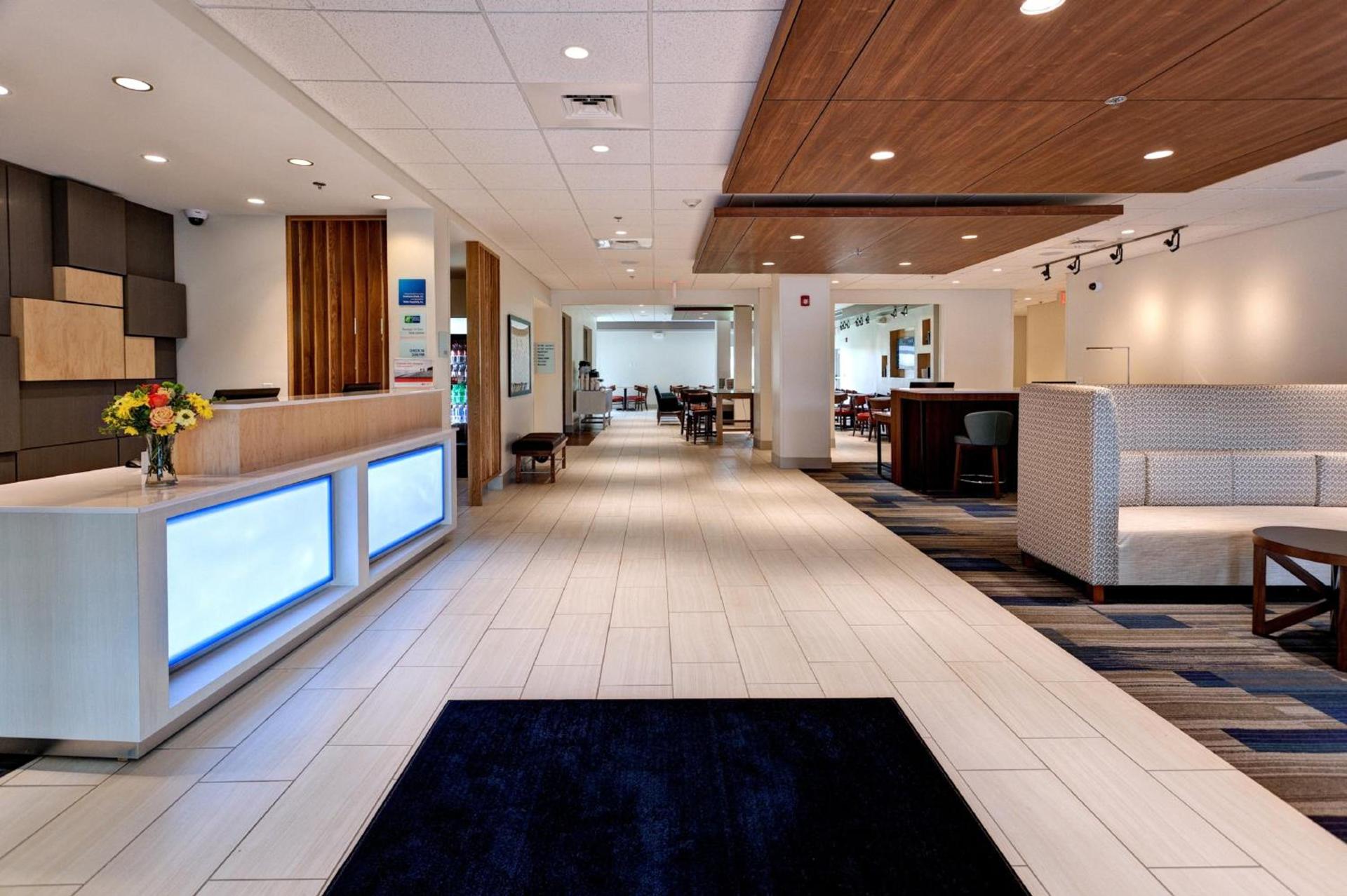 Holiday Inn Express & Suites Manhattan by IHG photo 8
