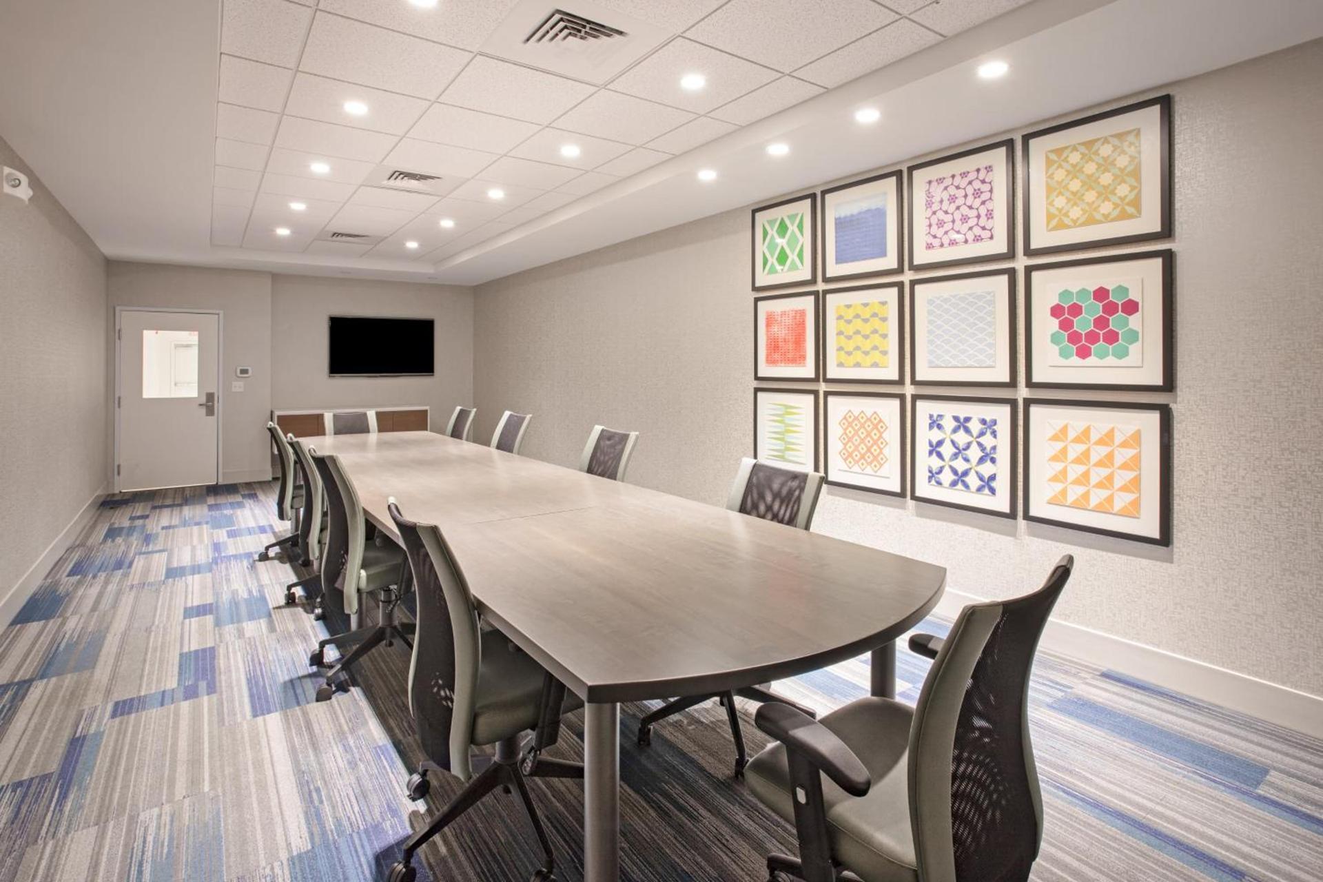Holiday Inn Express & Suites Manhattan by IHG photo 29