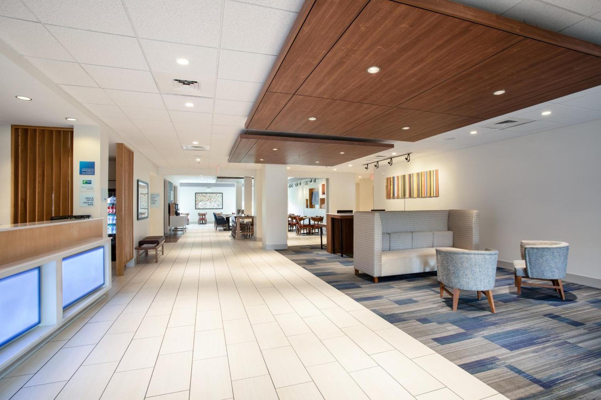 Holiday Inn Express & Suites Manhattan by IHG photo 9