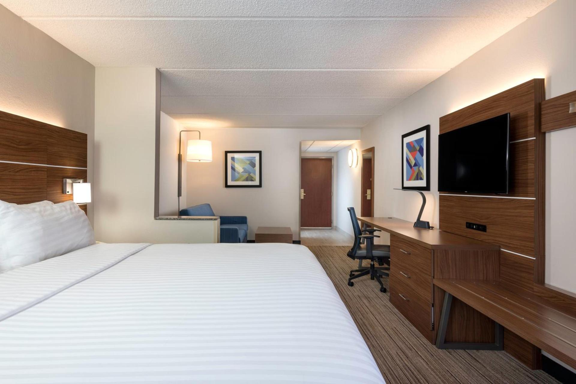 Holiday Inn Express & Suites Charlotte Arpt-Belmont by IHG photo 22