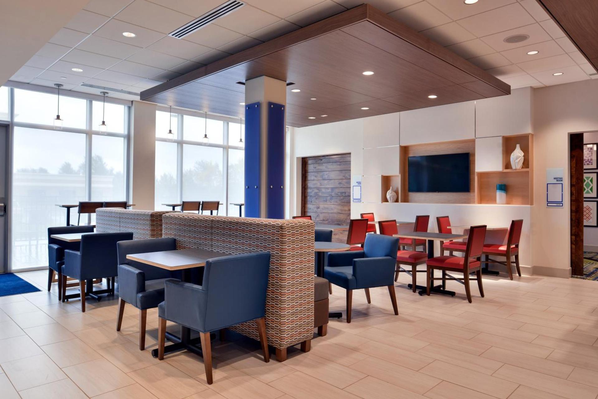 Holiday Inn Express & Suites - Marshalltown by IHG photo 26