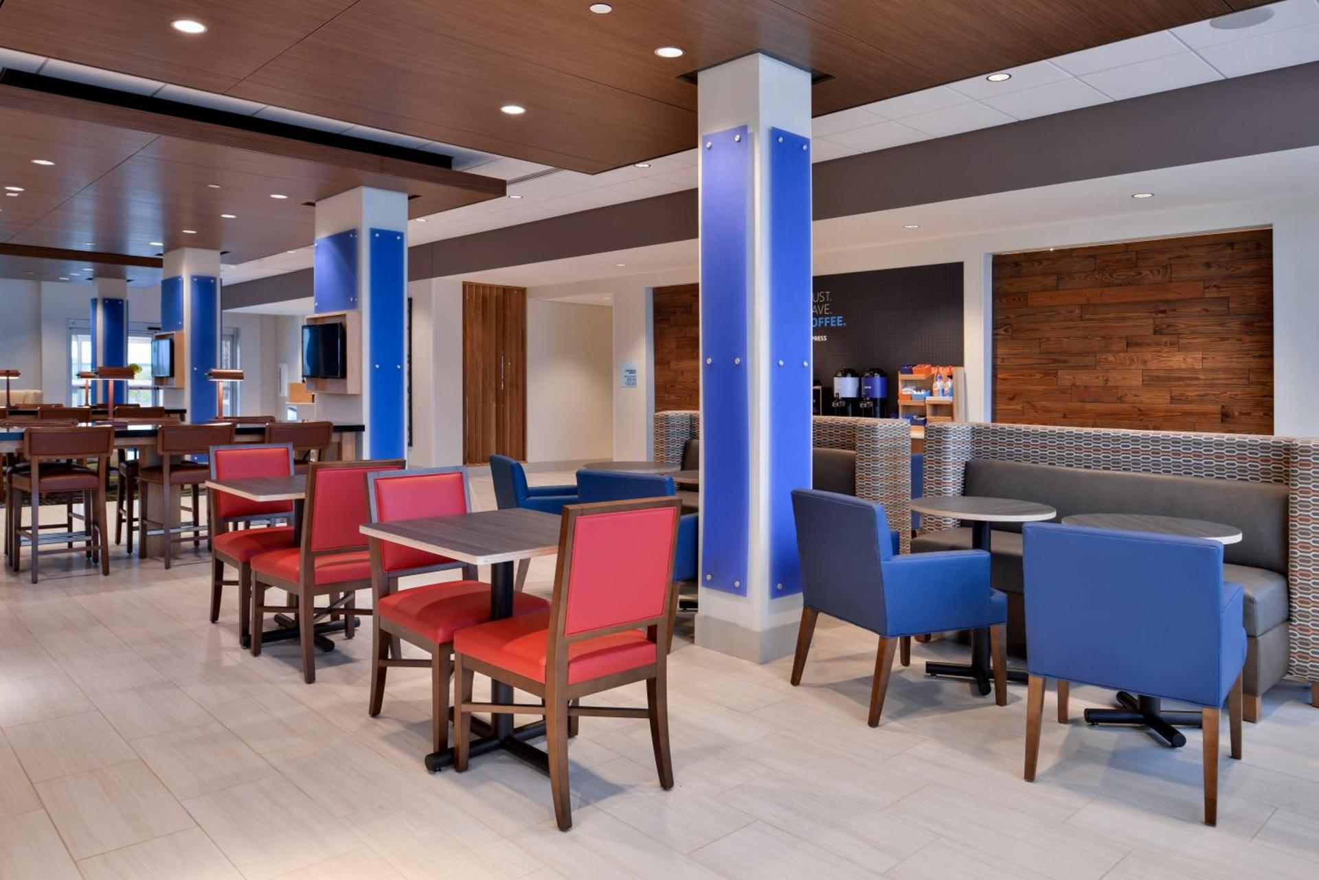 Holiday Inn Express & Suites - Marshalltown by IHG photo 24