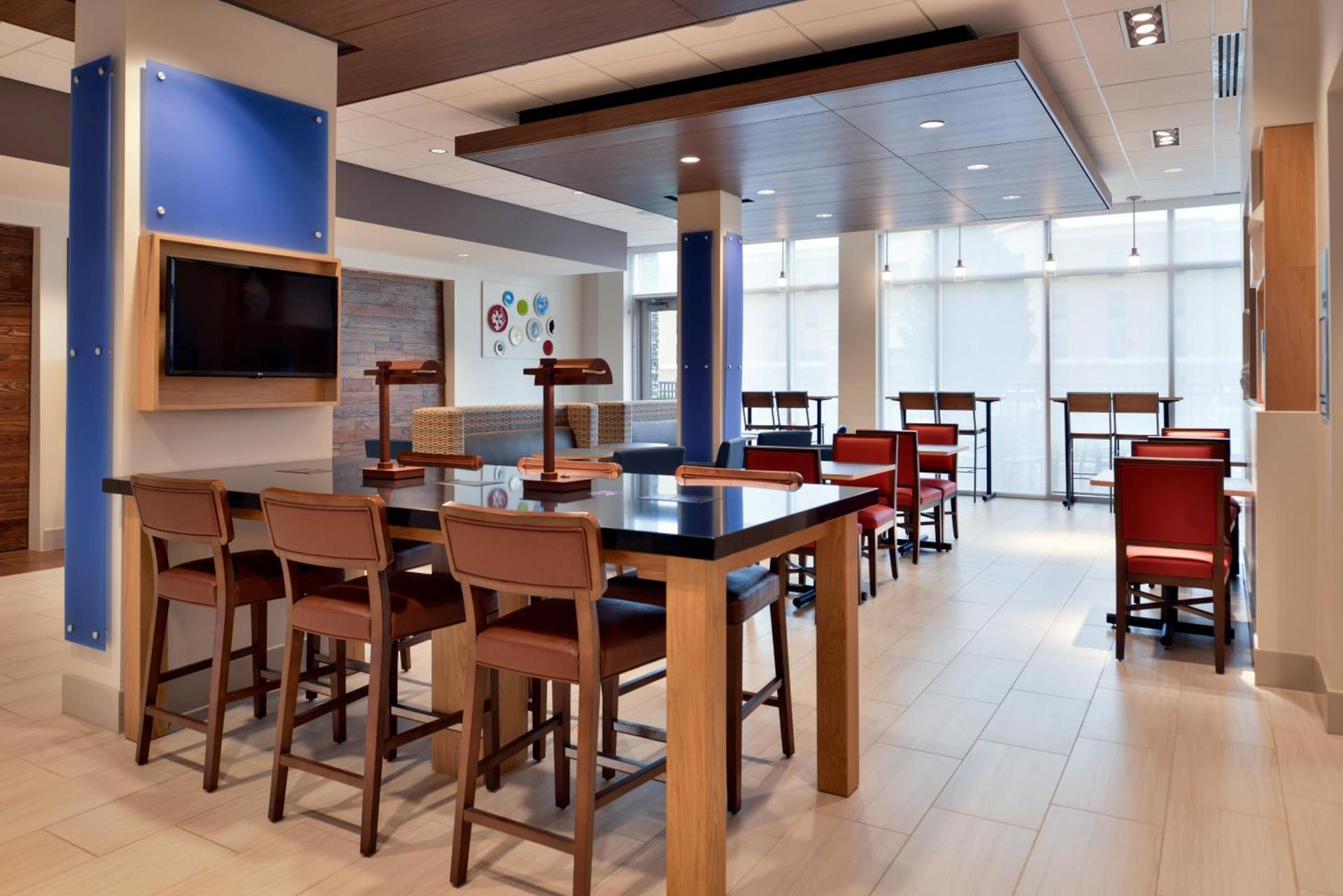 Holiday Inn Express & Suites - Marshalltown by IHG photo 16