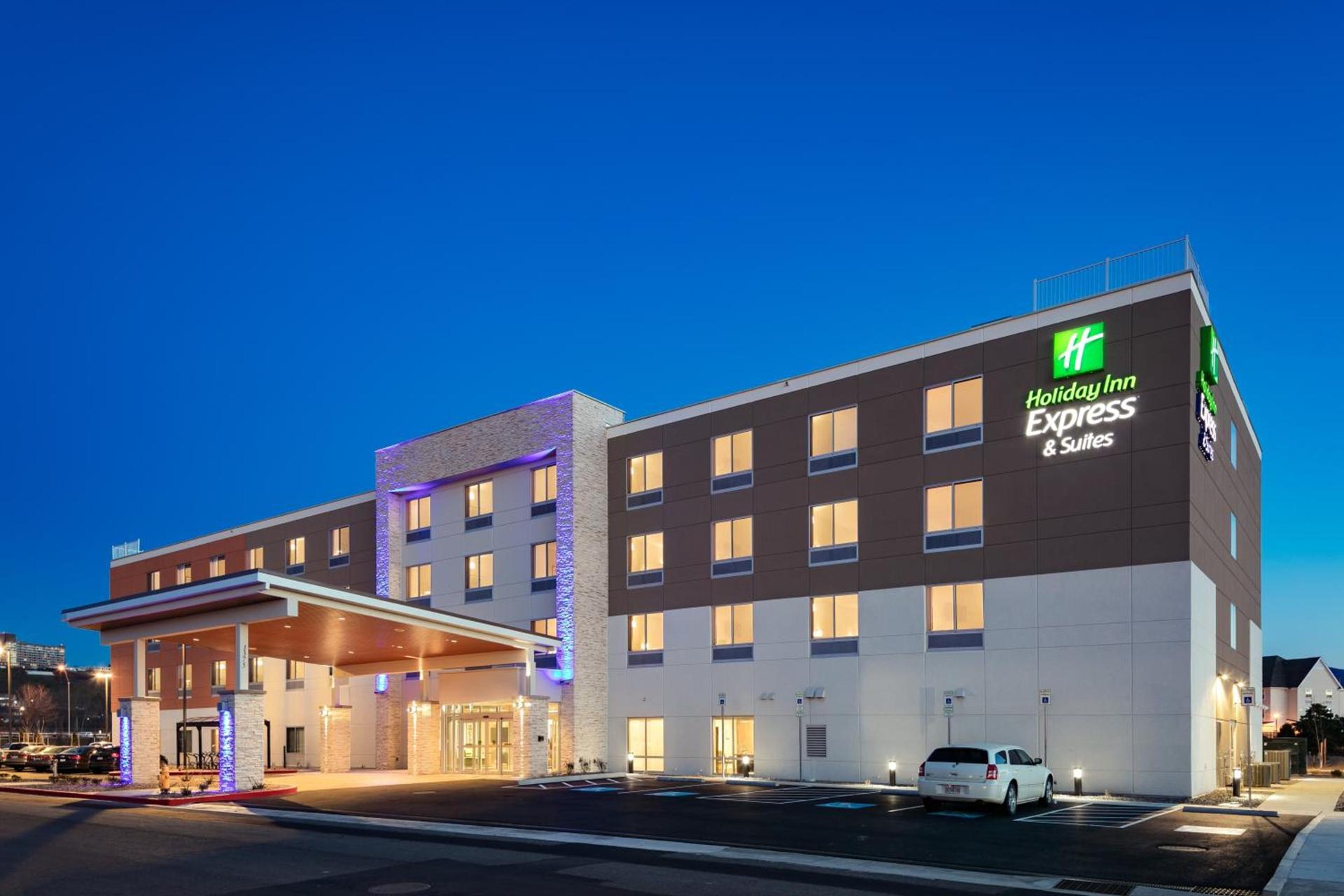 Holiday Inn Express & Suites - Medford by IHG photo 1