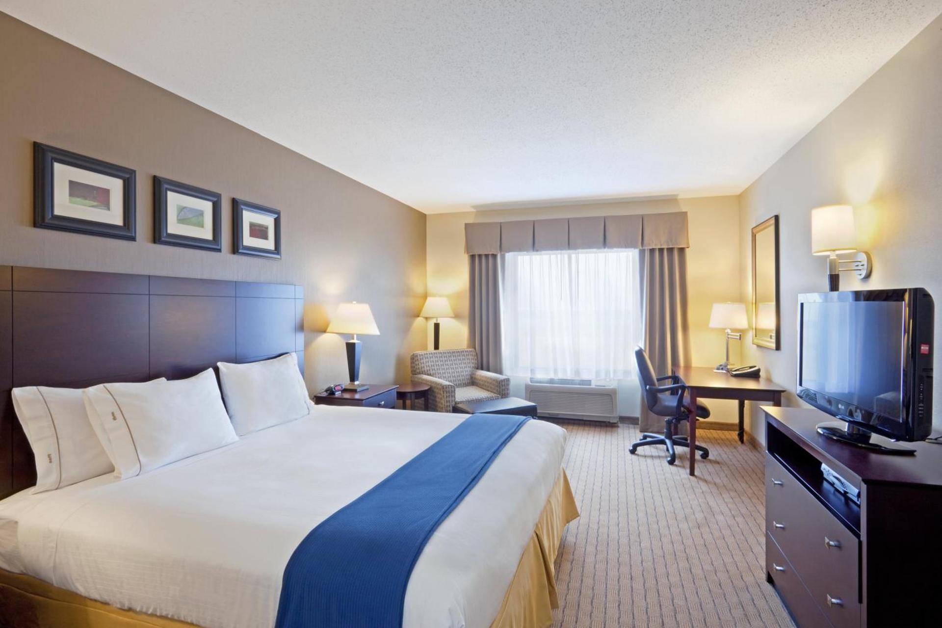 Holiday Inn Express & Suites Malone by IHG photo 9