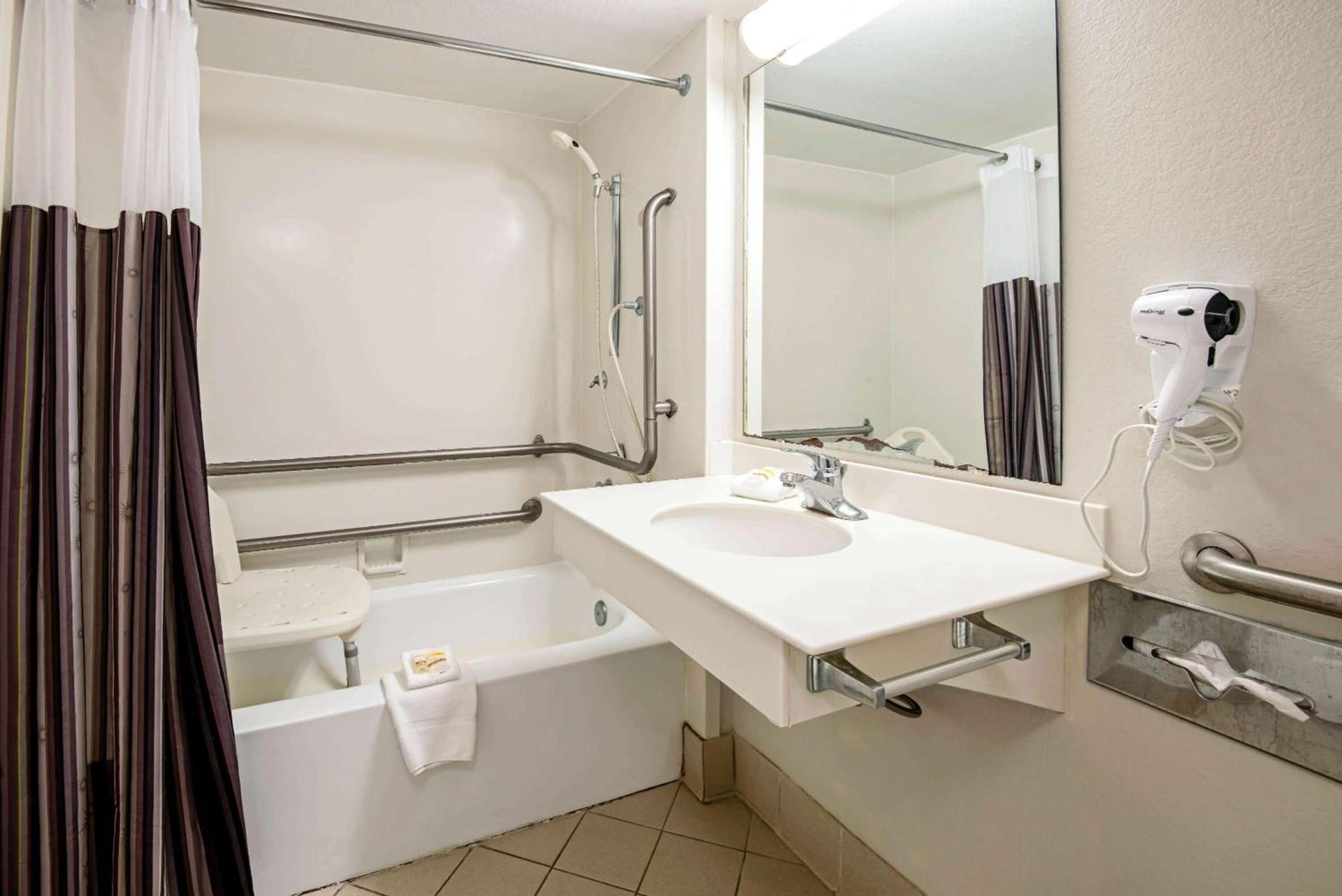 La Quinta Inn by Wyndham Amarillo Mid-City photo 14