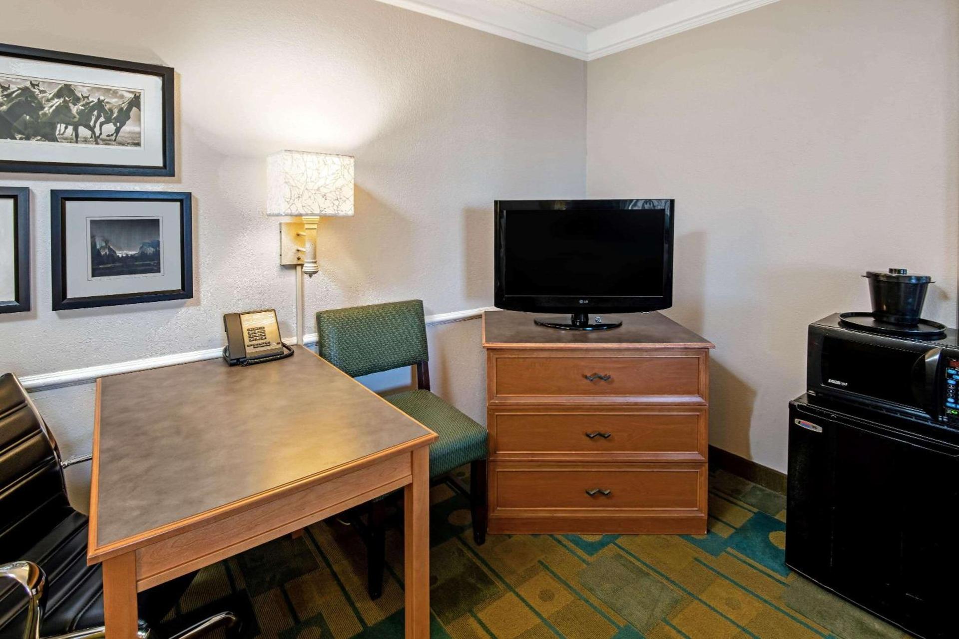 La Quinta Inn by Wyndham Amarillo Mid-City photo 16