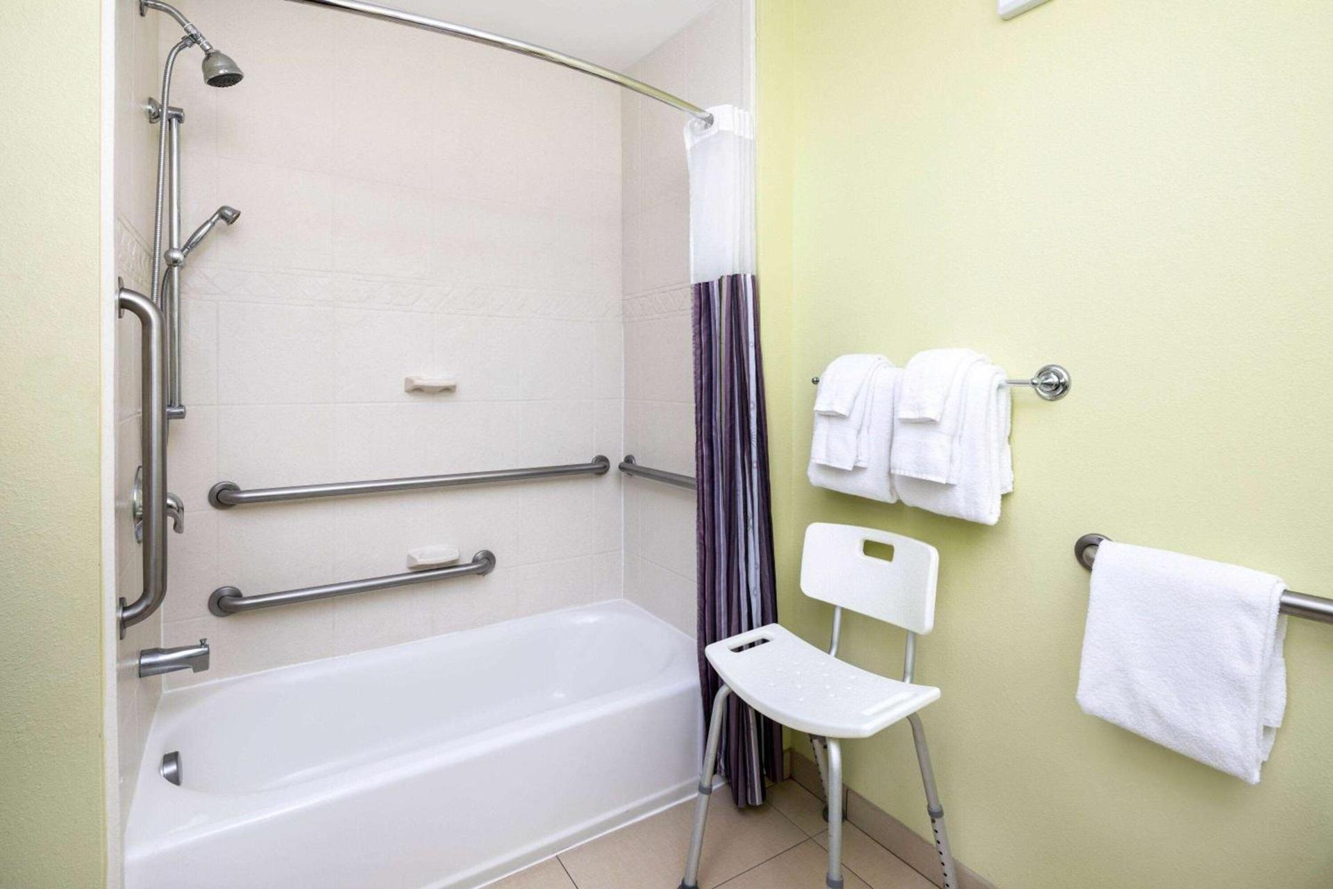 La Quinta by Wyndham Hinesville - Fort Stewart photo 37