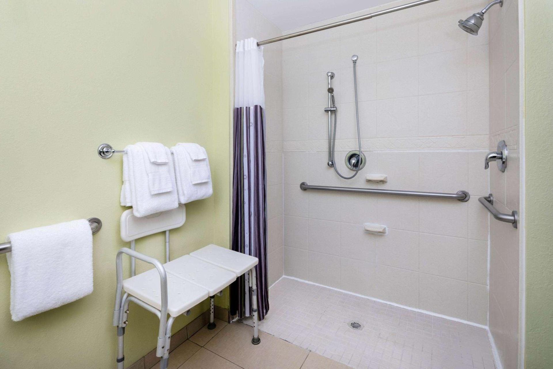 La Quinta by Wyndham Hinesville - Fort Stewart photo 32