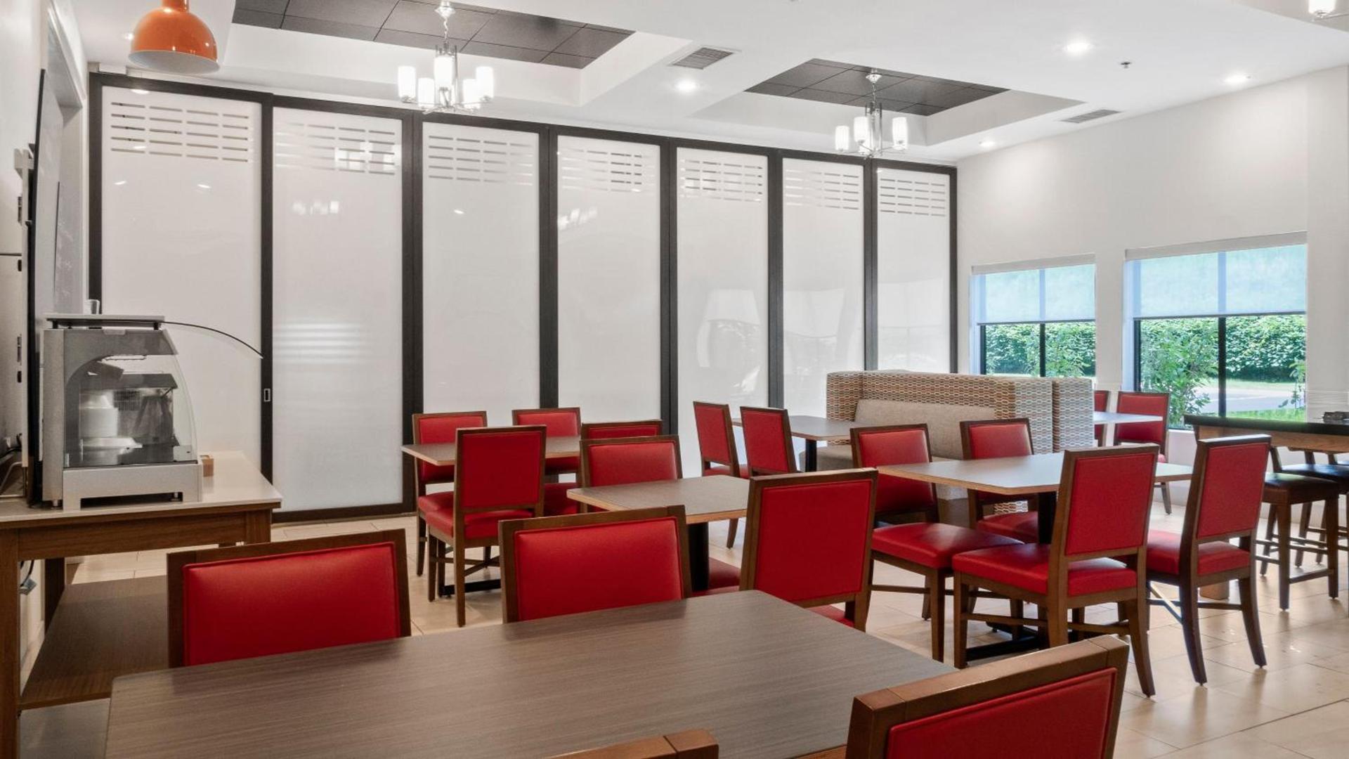 Holiday Inn Express Hotel & Suites Newton Sparta by IHG photo 9