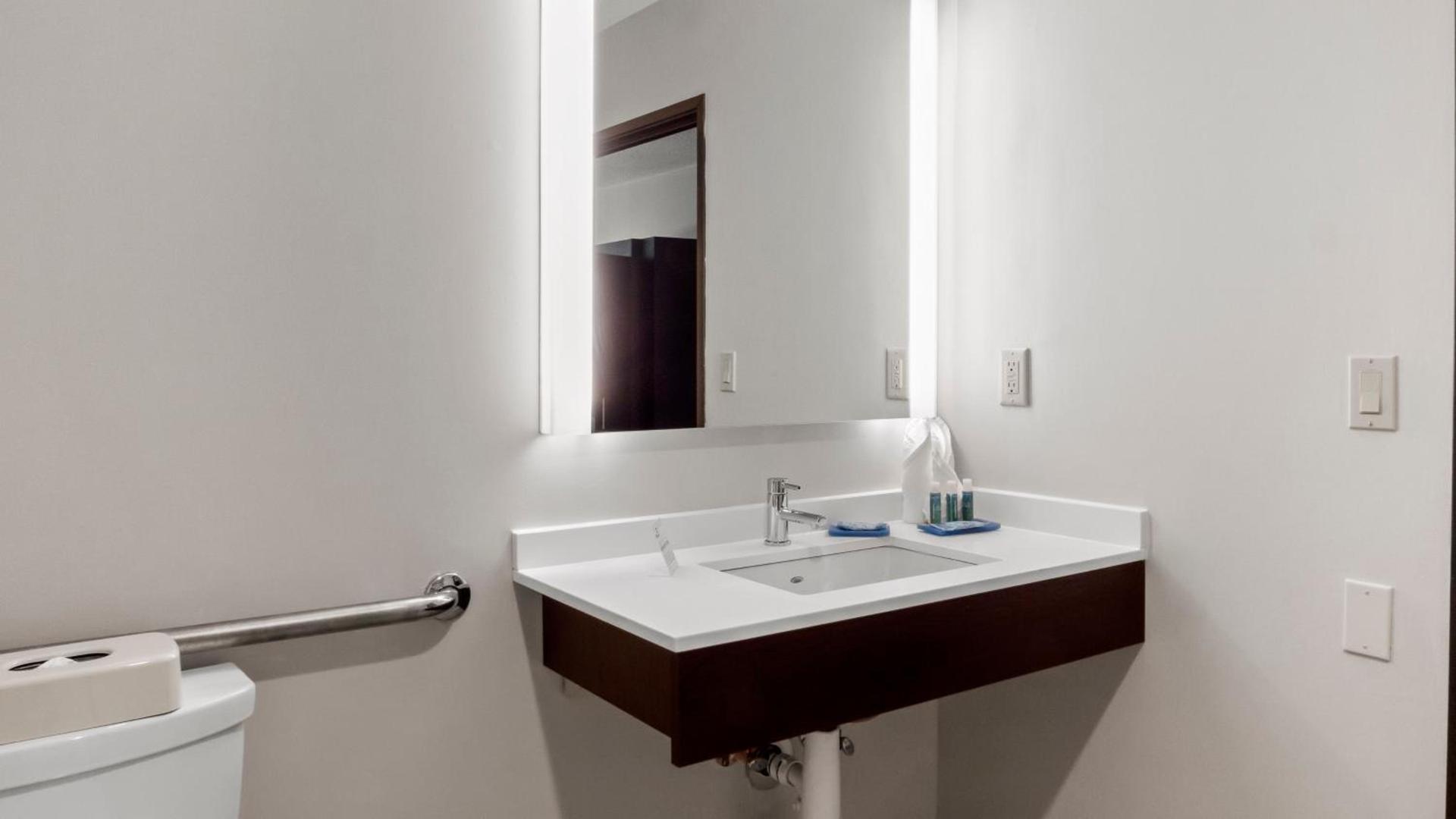 Holiday Inn Express Hotel & Suites Newton Sparta by IHG photo 41