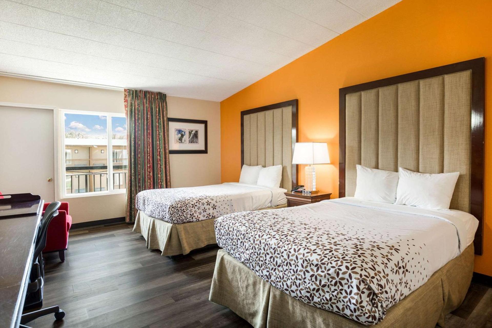 Fairmount Inn & Suites - Stroudsburg, Poconos photo 4