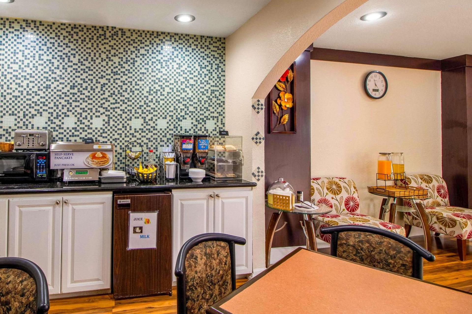 Rodeway Inn & Suites Houston near Medical Center photo 19