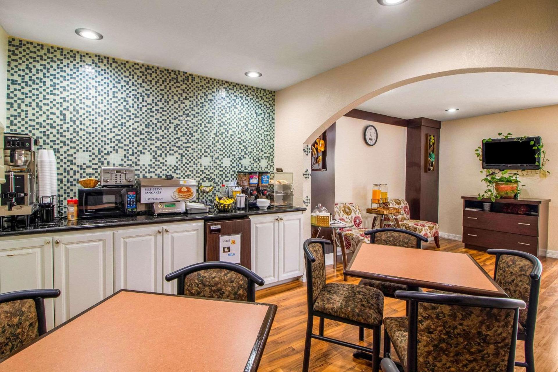 Rodeway Inn & Suites Houston near Medical Center photo 18