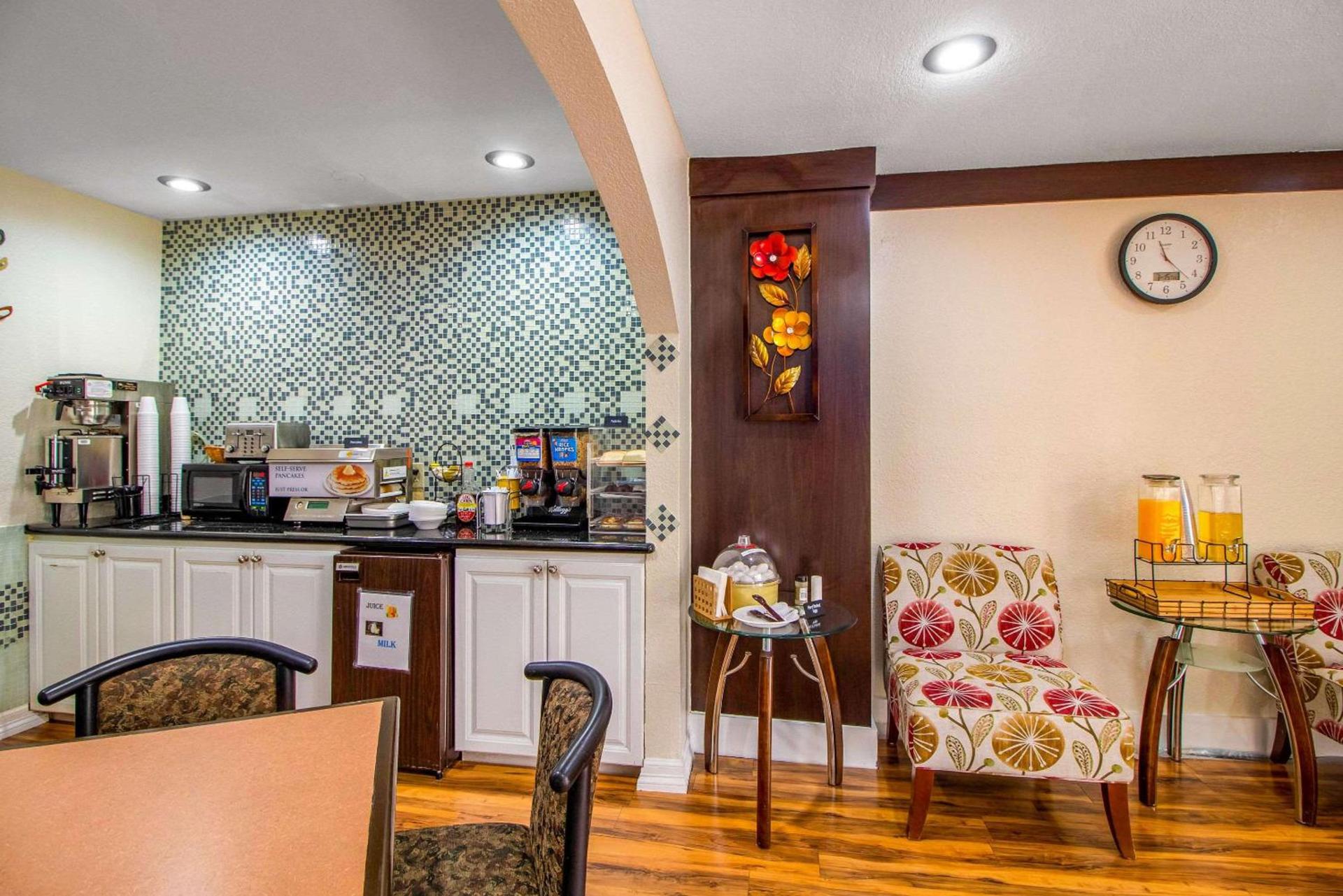 Rodeway Inn & Suites Houston near Medical Center photo 7