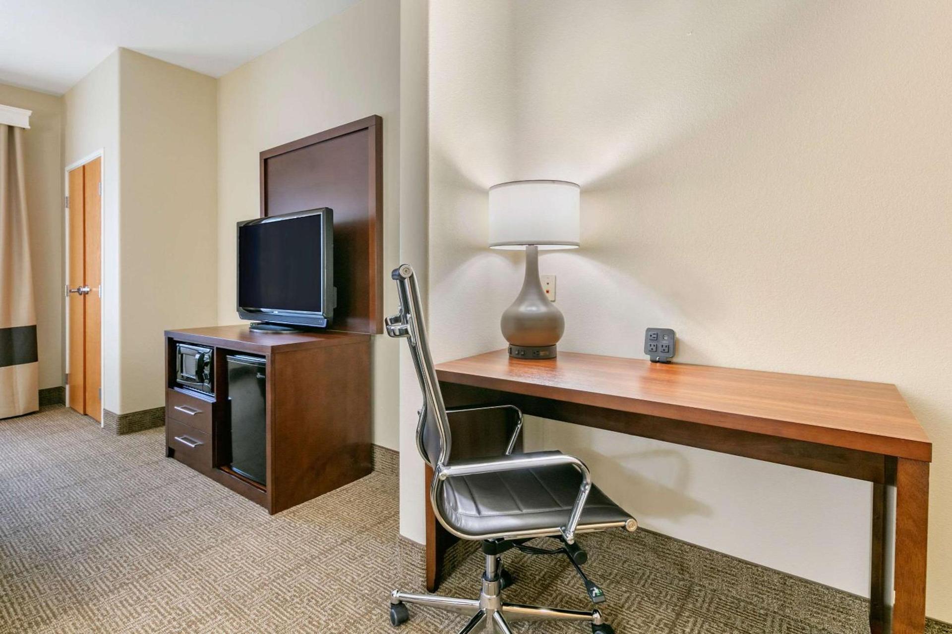 Comfort Suites Batesville photo 10