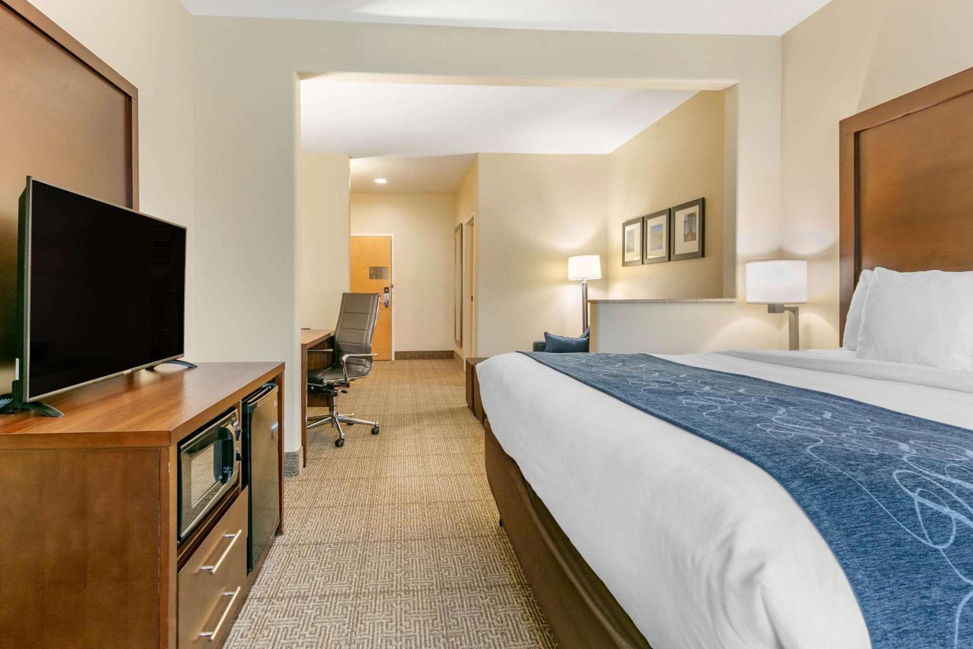 Comfort Suites Batesville photo 16