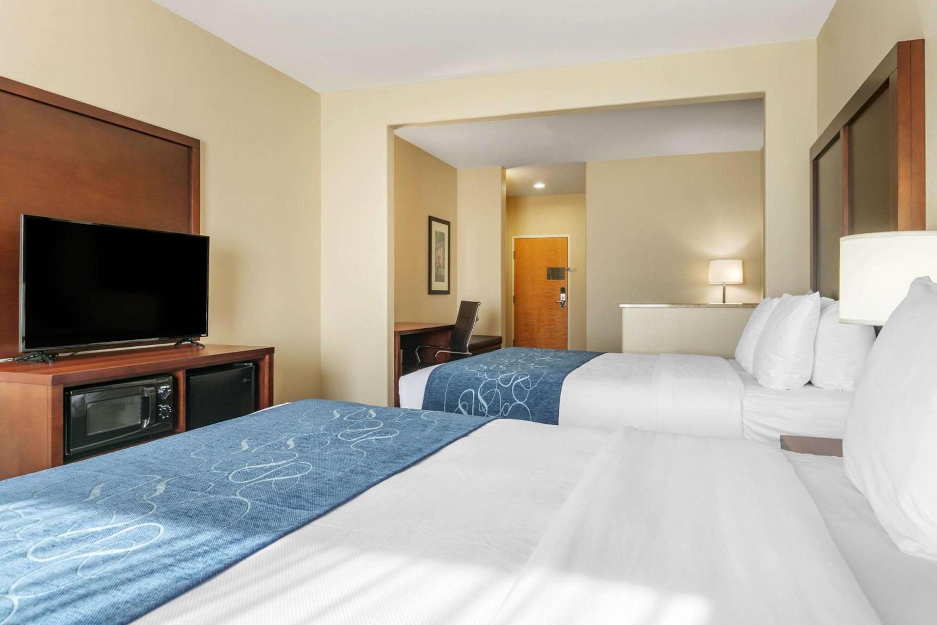 Comfort Suites Batesville photo 18