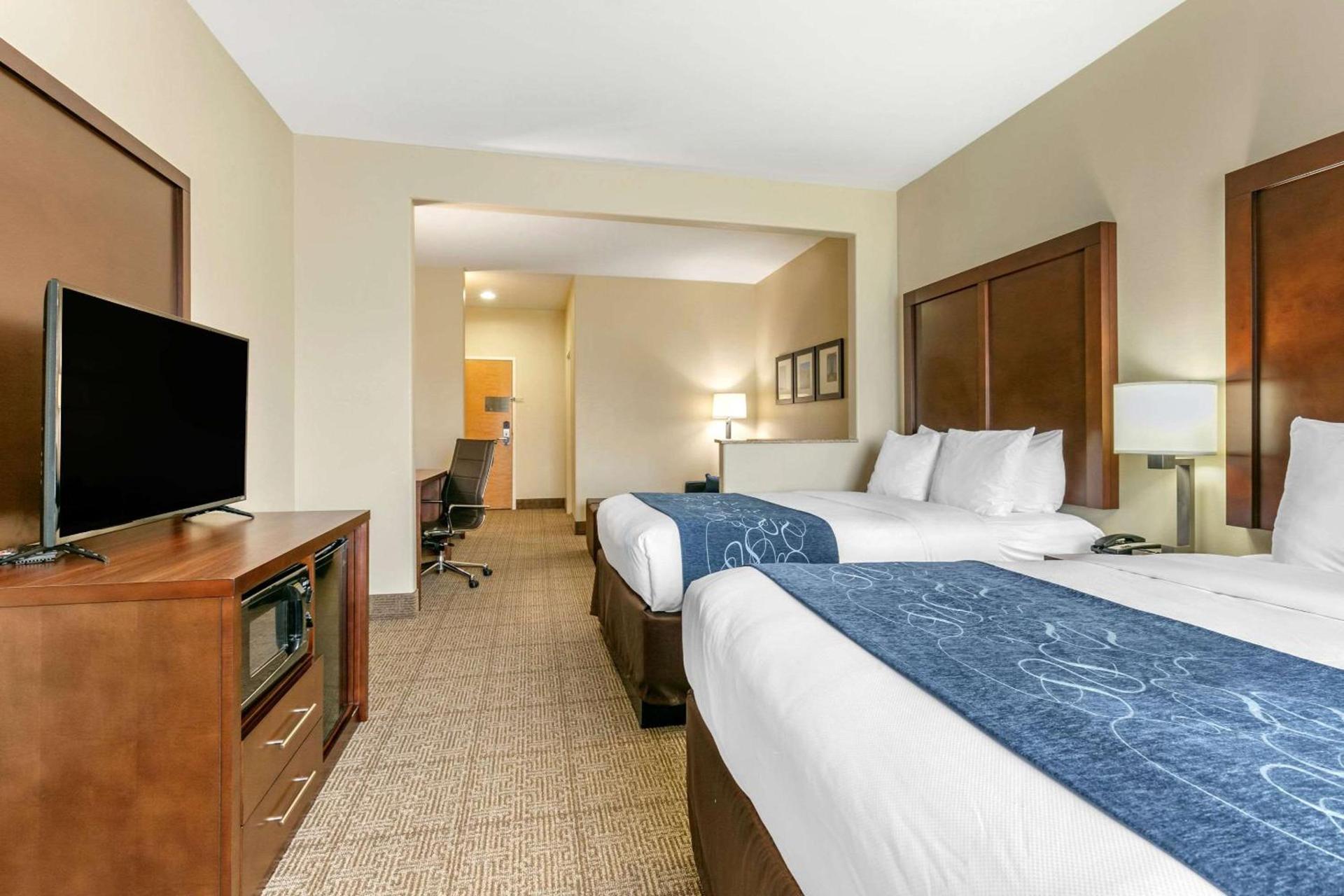 Comfort Suites Batesville photo 20