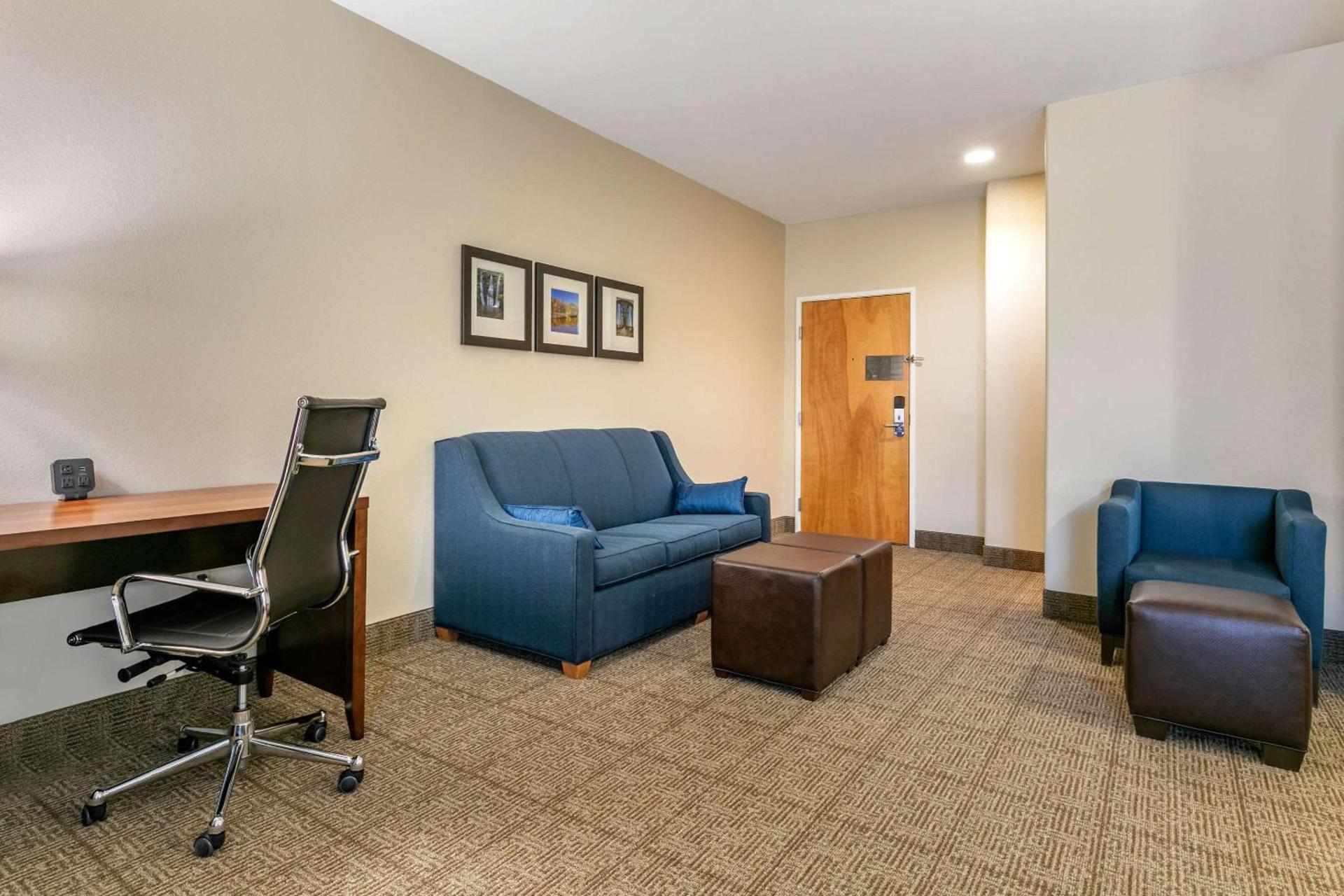 Comfort Suites Batesville photo 23