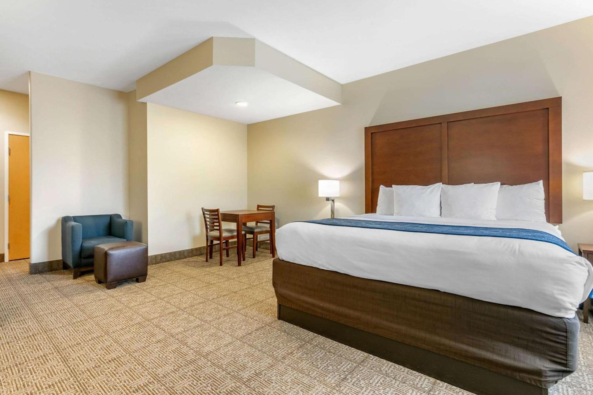 Comfort Suites Batesville photo 24