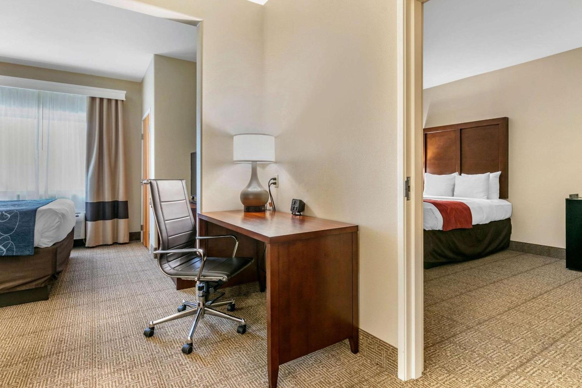 Comfort Suites Batesville photo 26
