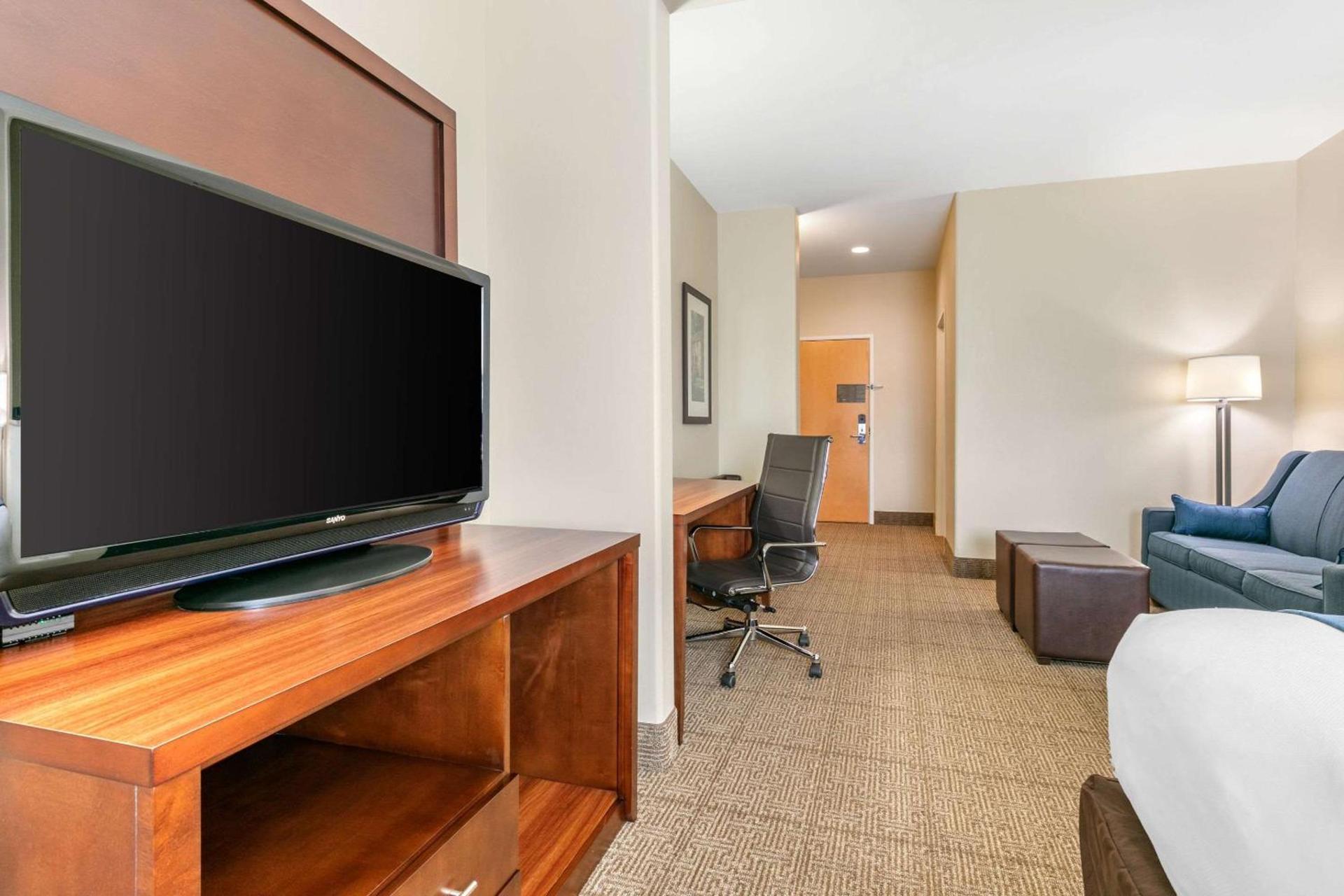 Comfort Suites Batesville photo 30