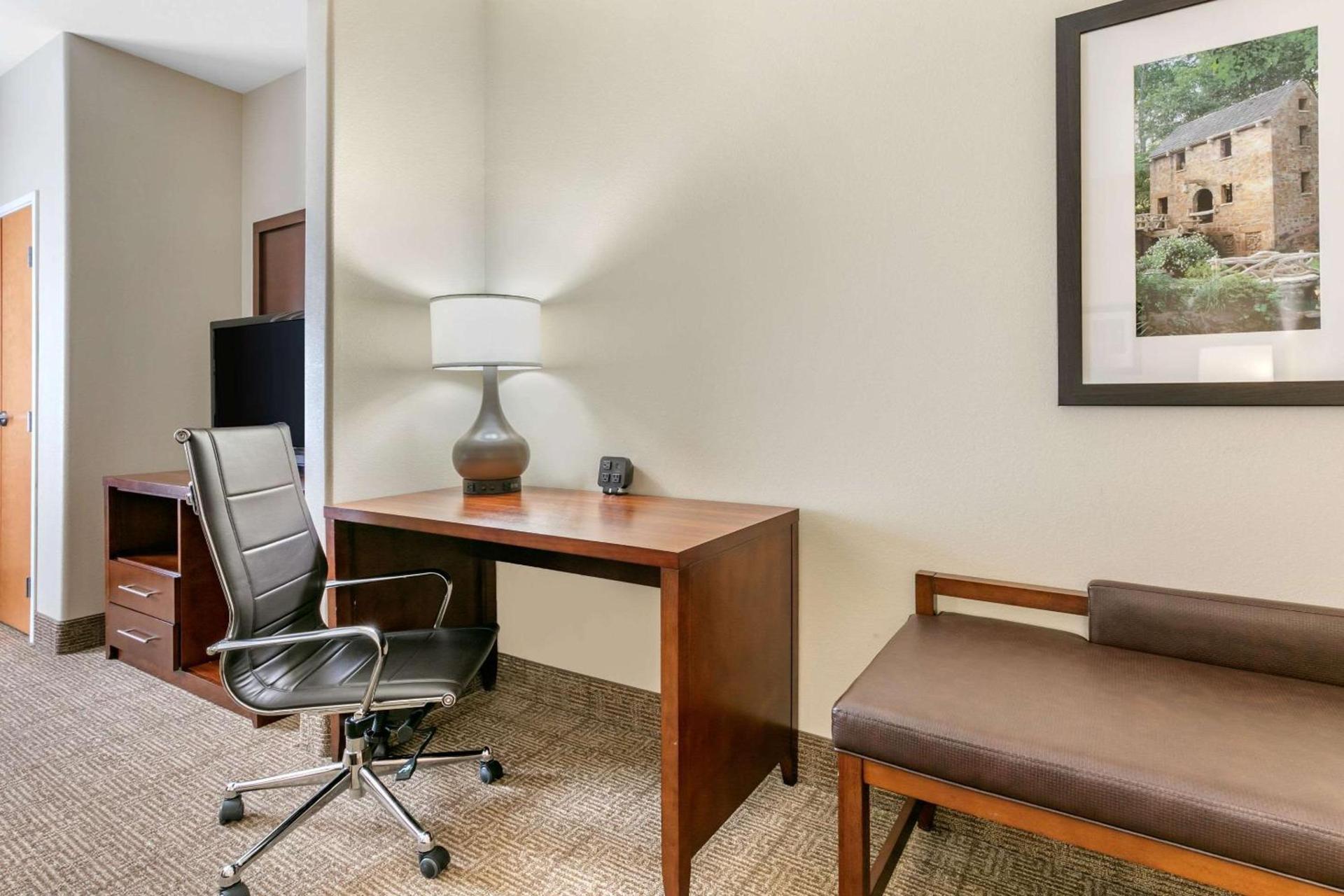 Comfort Suites Batesville photo 31