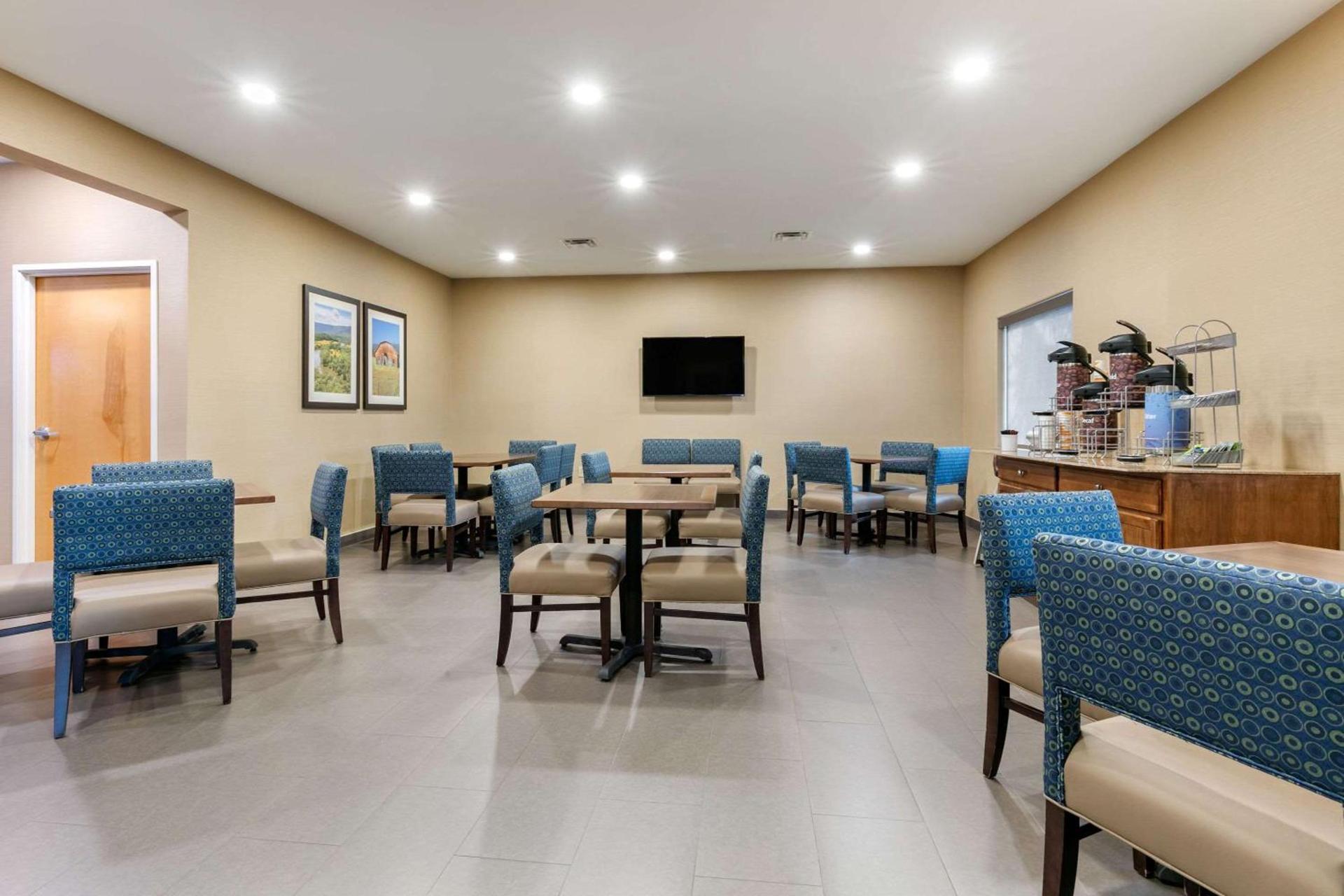 Comfort Suites Batesville photo 37
