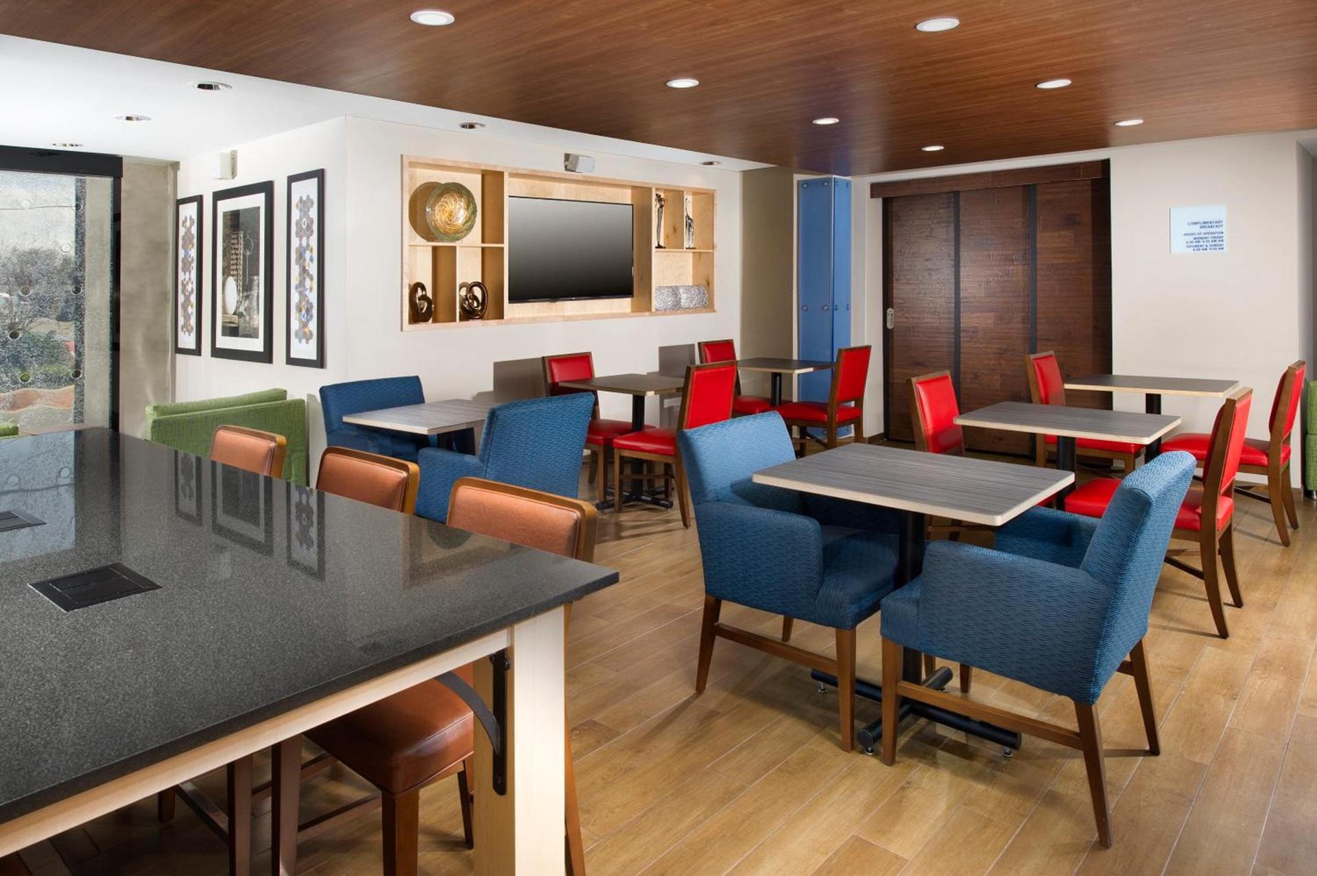 Holiday Inn Express & Suites San Antonio - Downtown Market Area by IHG photo 21