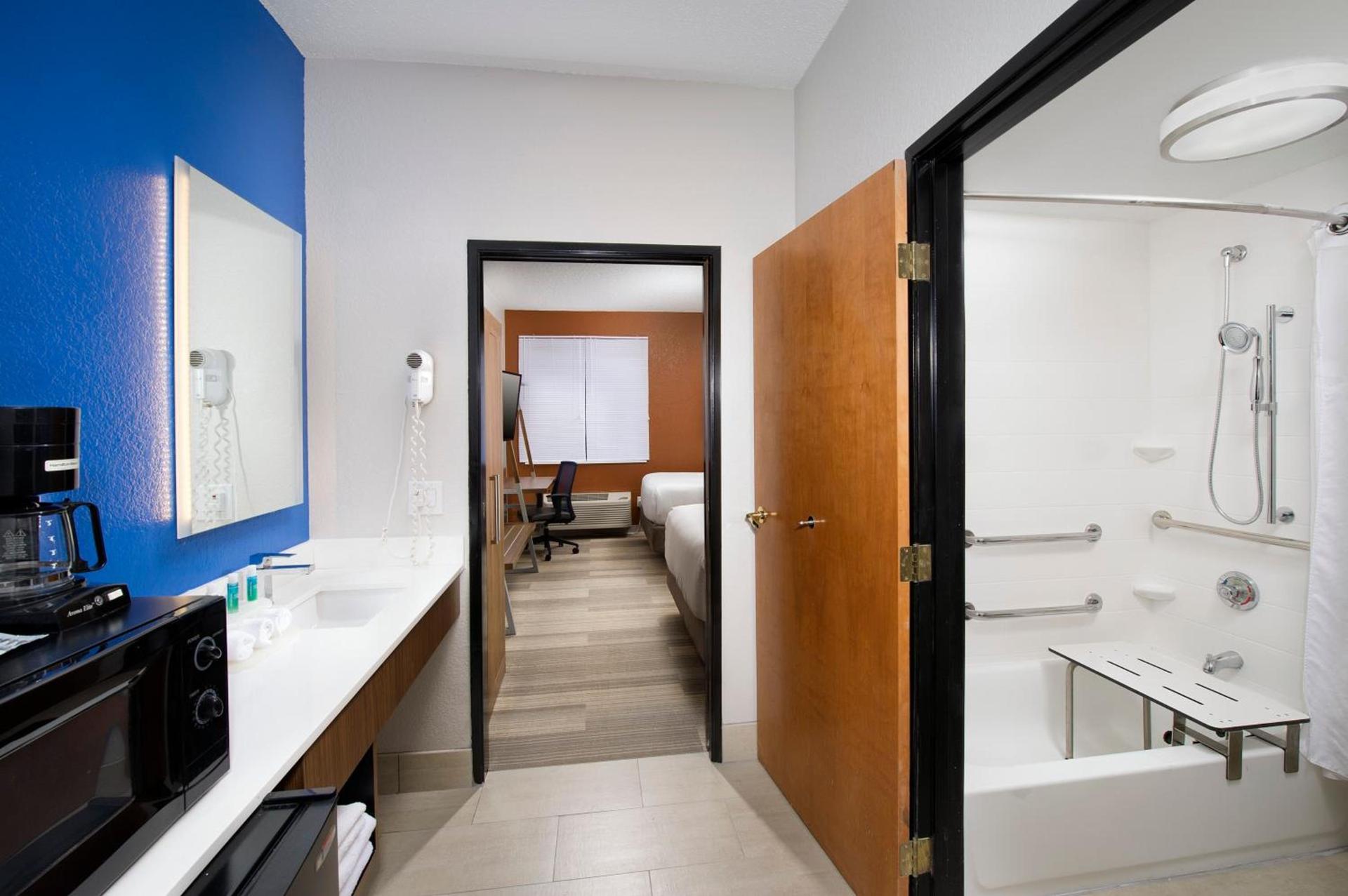 Holiday Inn Express & Suites San Antonio - Downtown Market Area by IHG photo 9