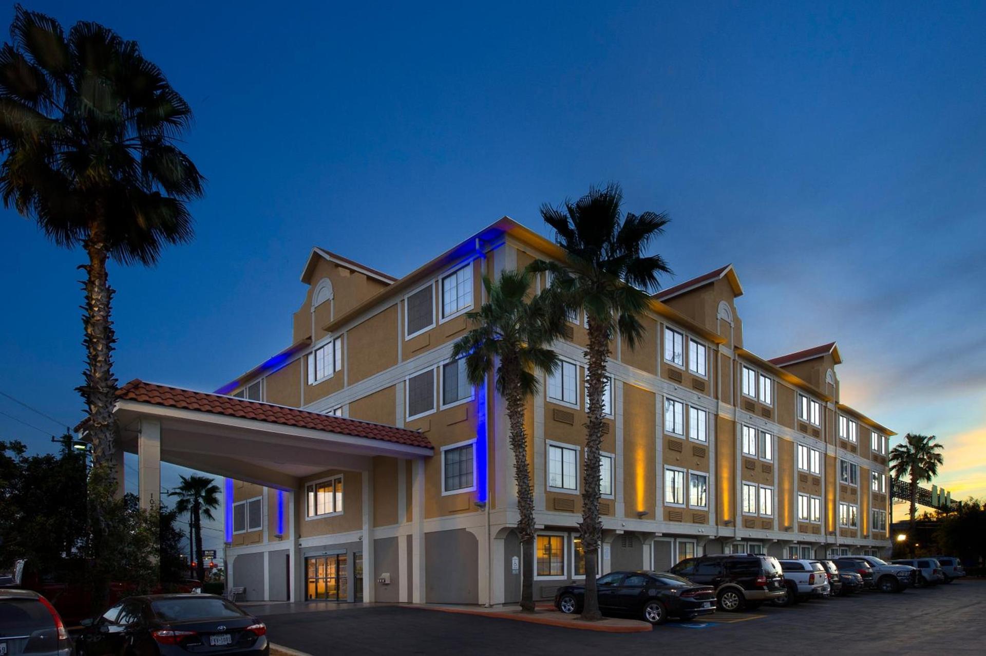 Holiday Inn Express & Suites San Antonio - Downtown Market Area by IHG photo 19